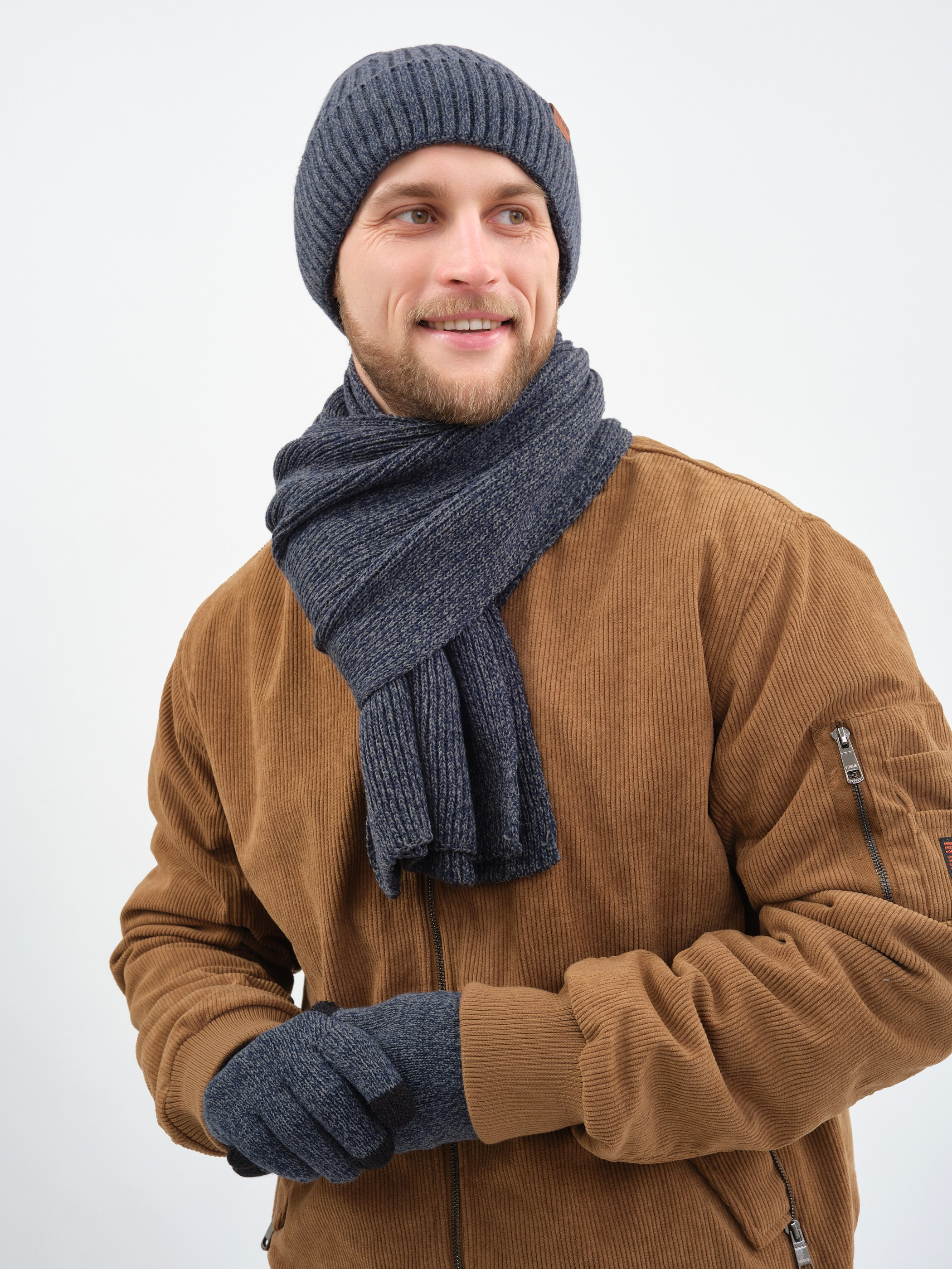 Мужчина в шарфе и шапке, зимний образ