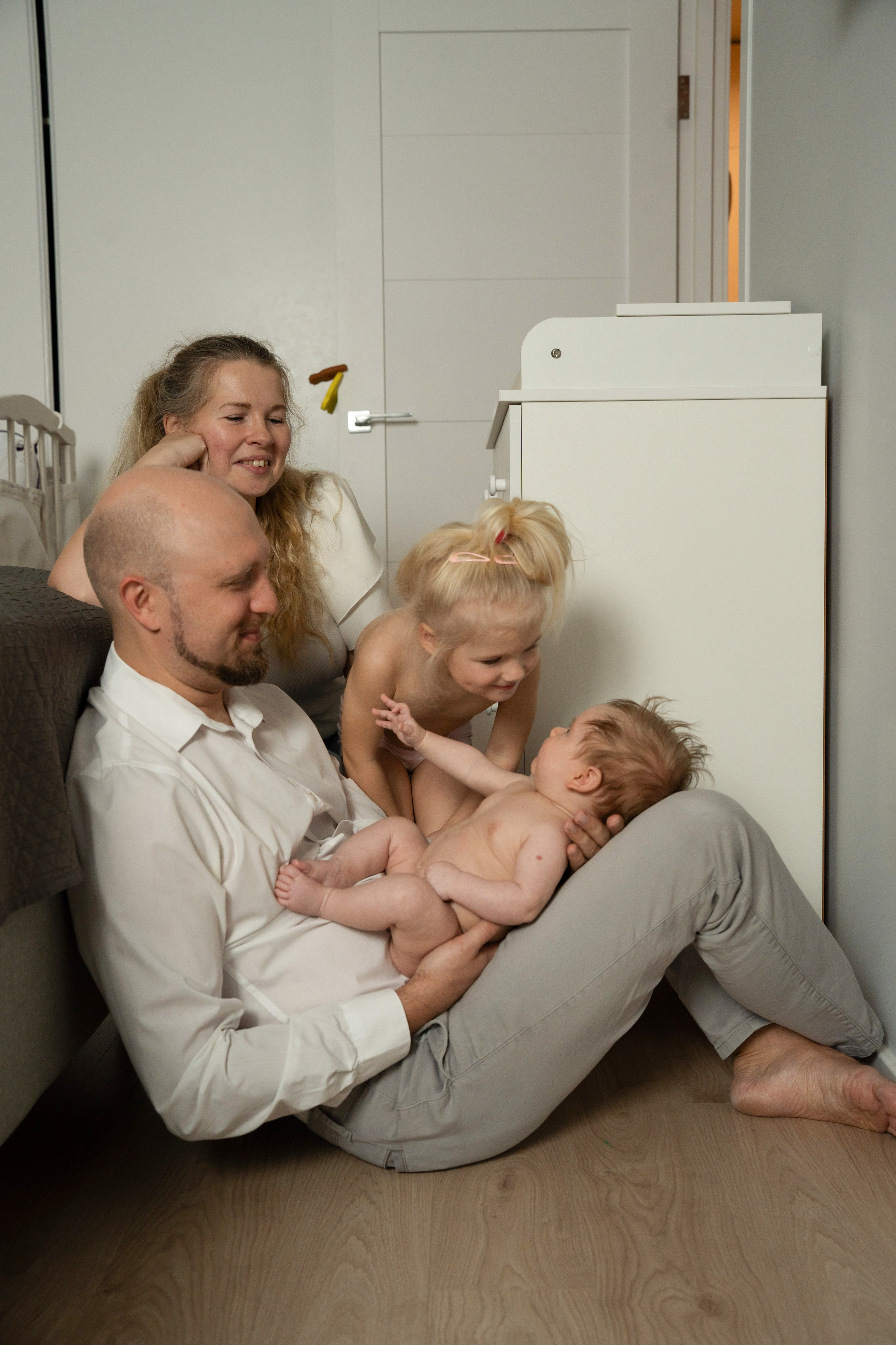 Съемка молодой семьи дома. Маленькие дети резвятся.