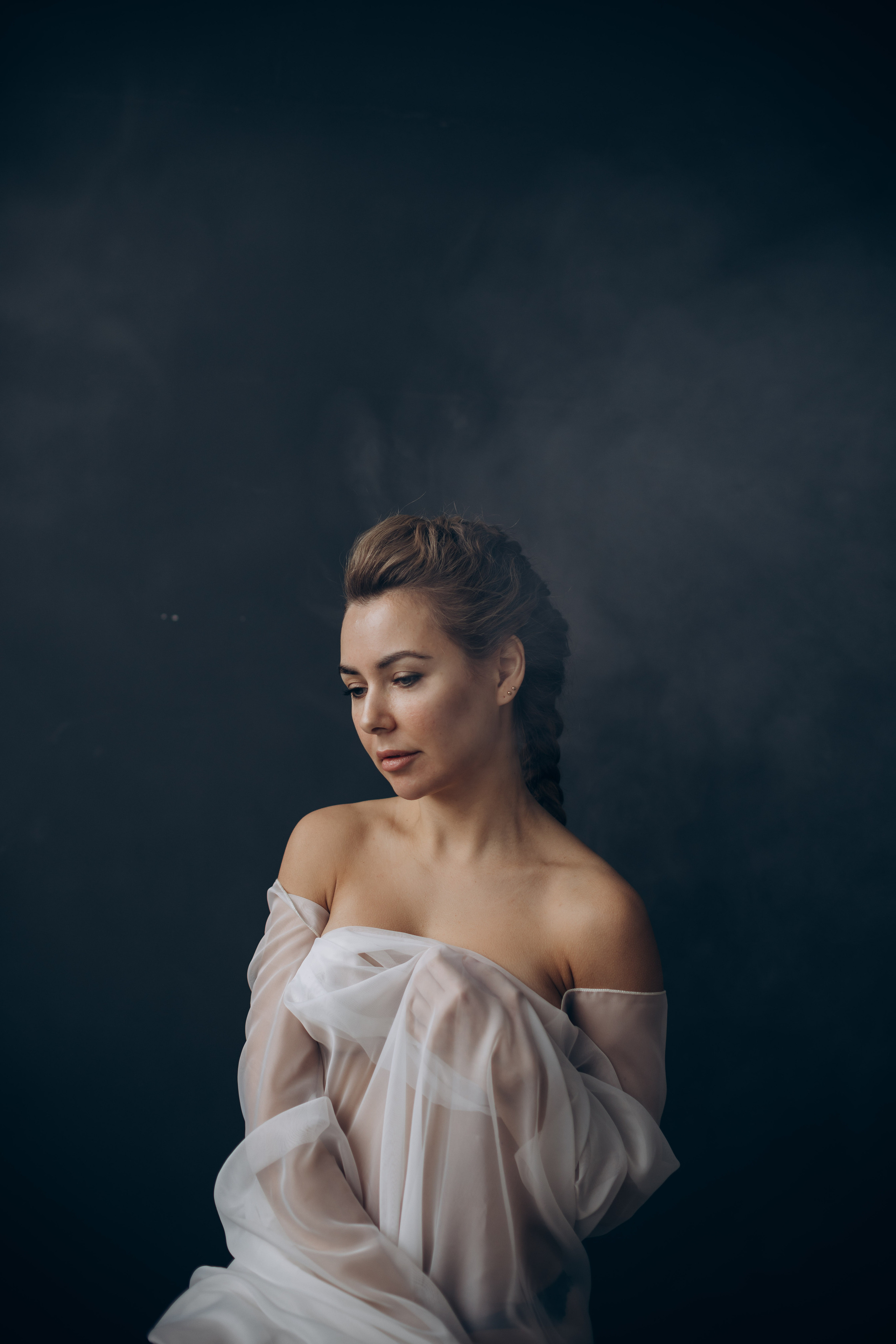 Девушка в белом пеньюаре сидит