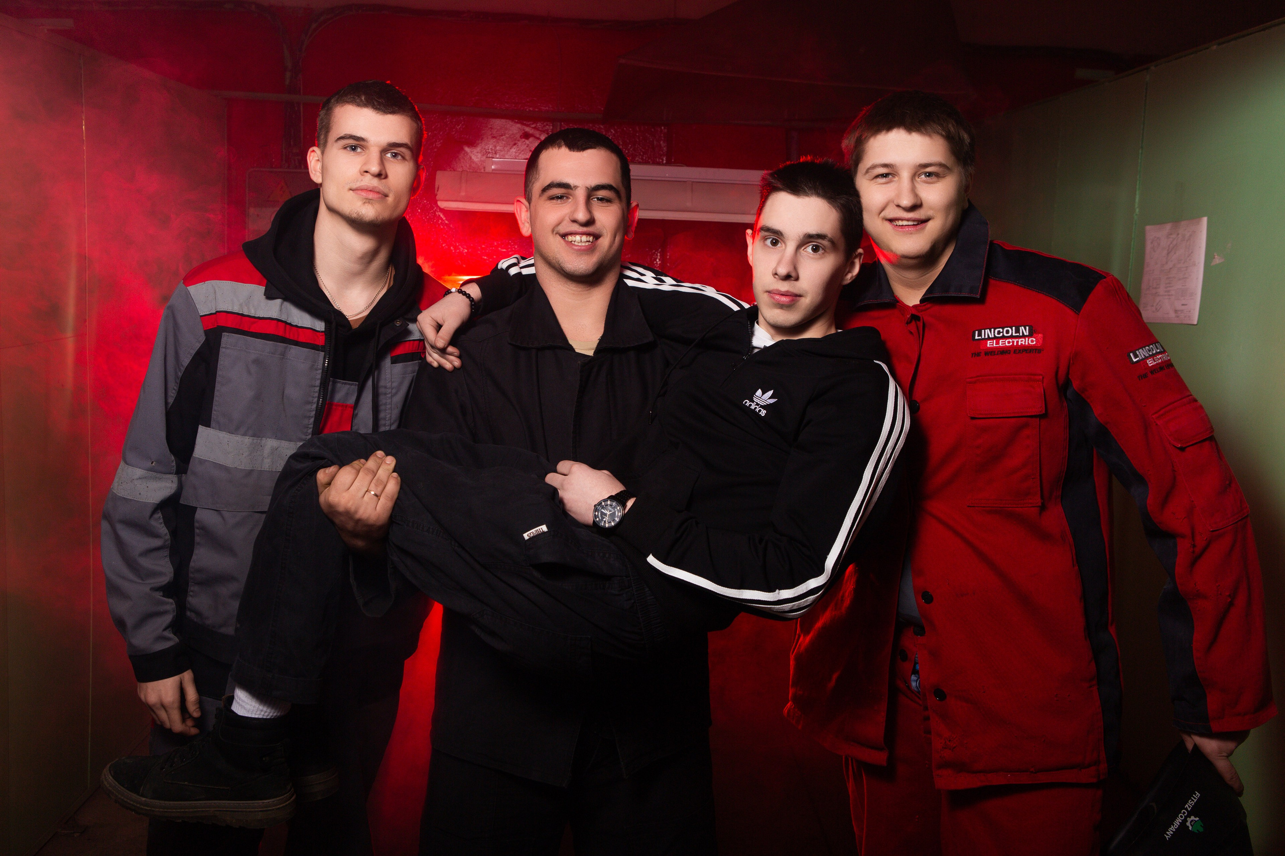 Фотосессия в Цеху для Выпускников Сварочного Производства | Твой Альбом Мценск. ТВОЙ АЛЬБОМ / ТВОИ ПРАВИЛА