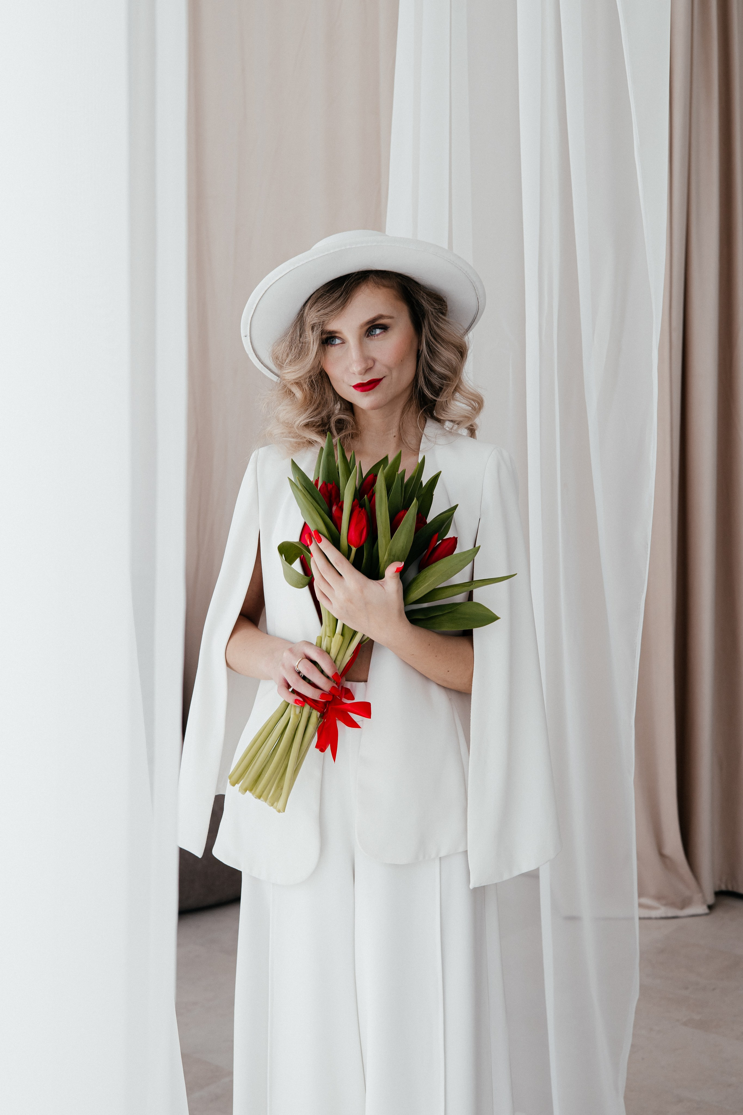 Анна. Красные тюльпаны