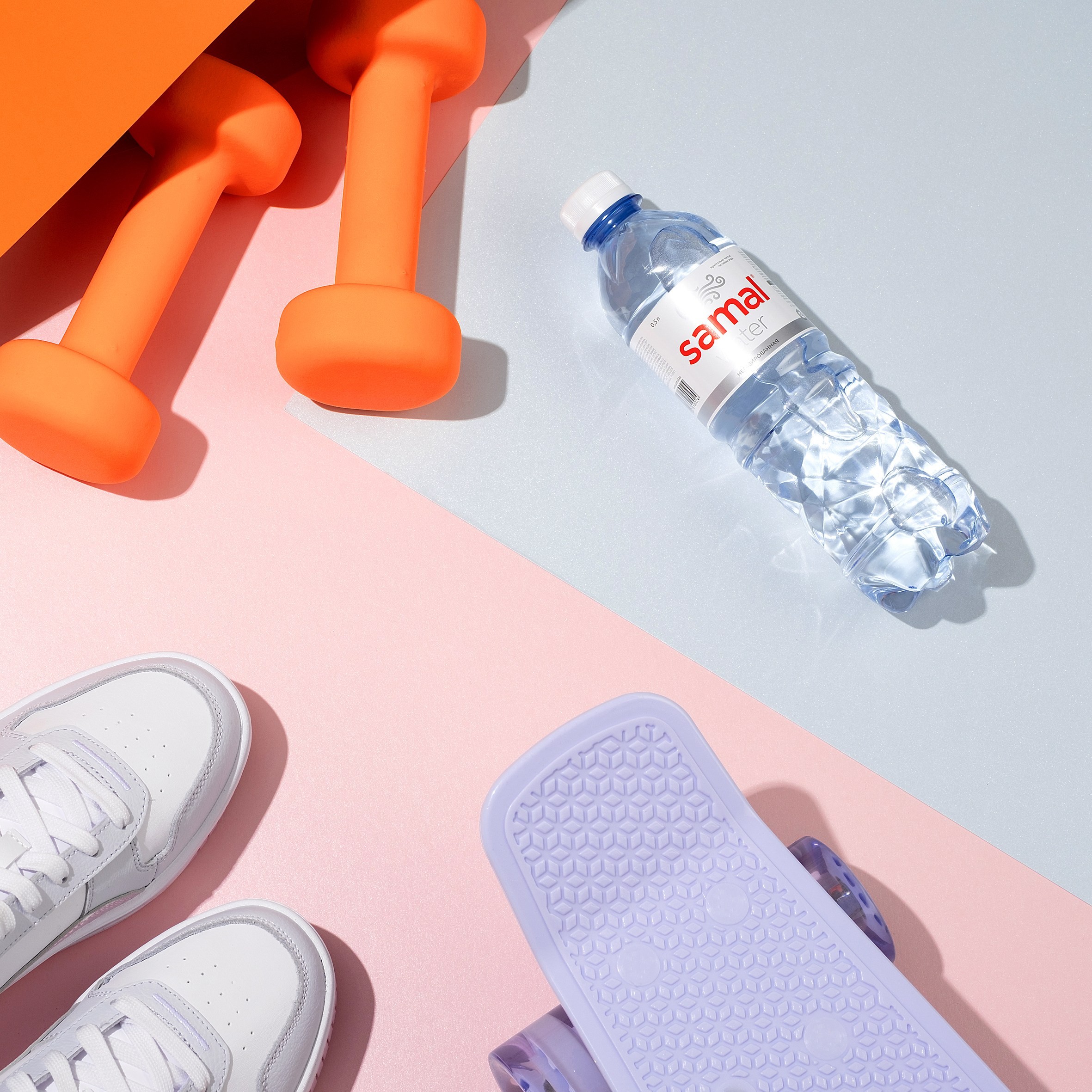 бутылка минеральной воды Samal и спортивные аксессуары предметная съёмка для брендов рекламная фотосъёмка в Алматы фотограф Ринат Каримов Казахстан
