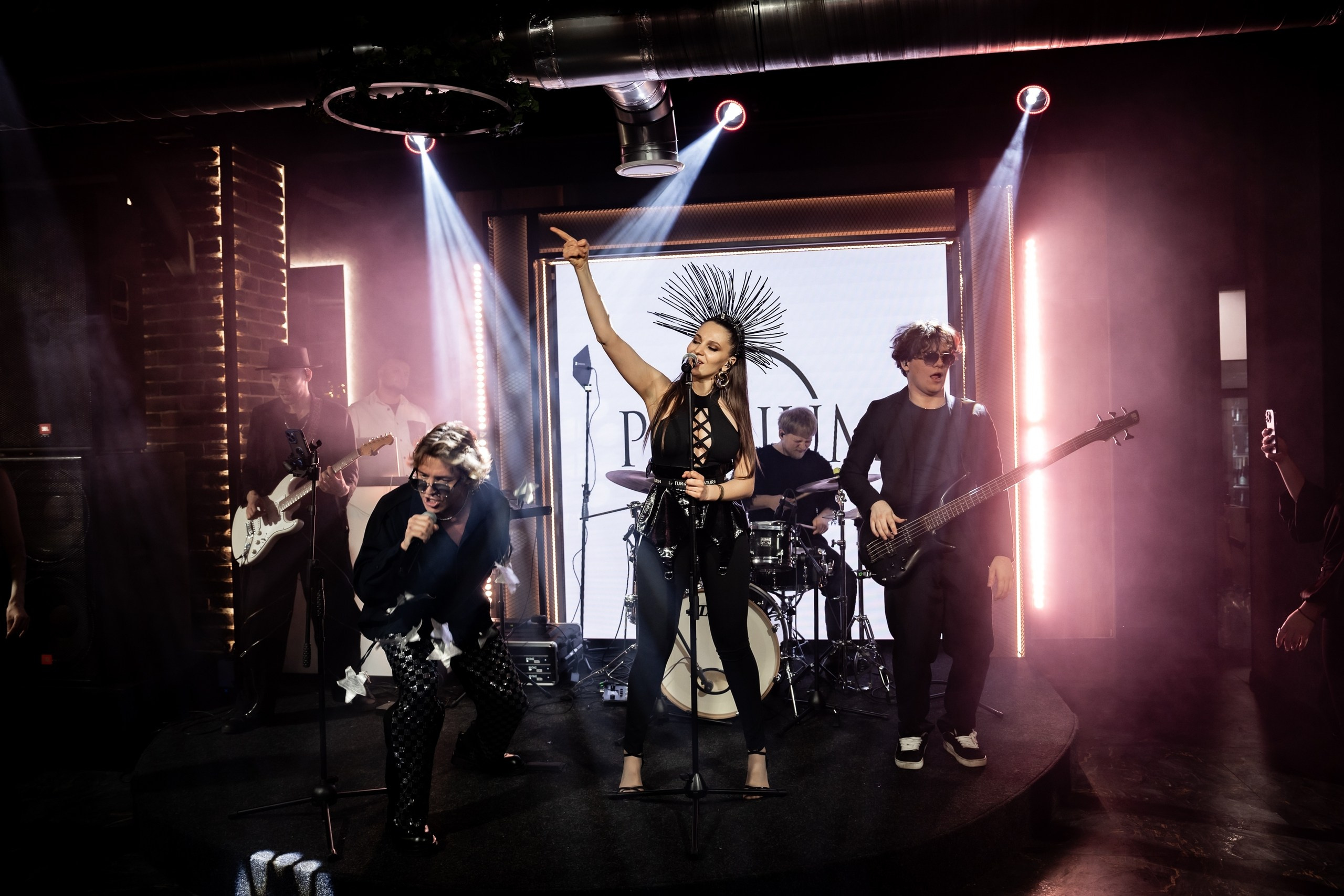 РЕСТОБАР. Женский портрет