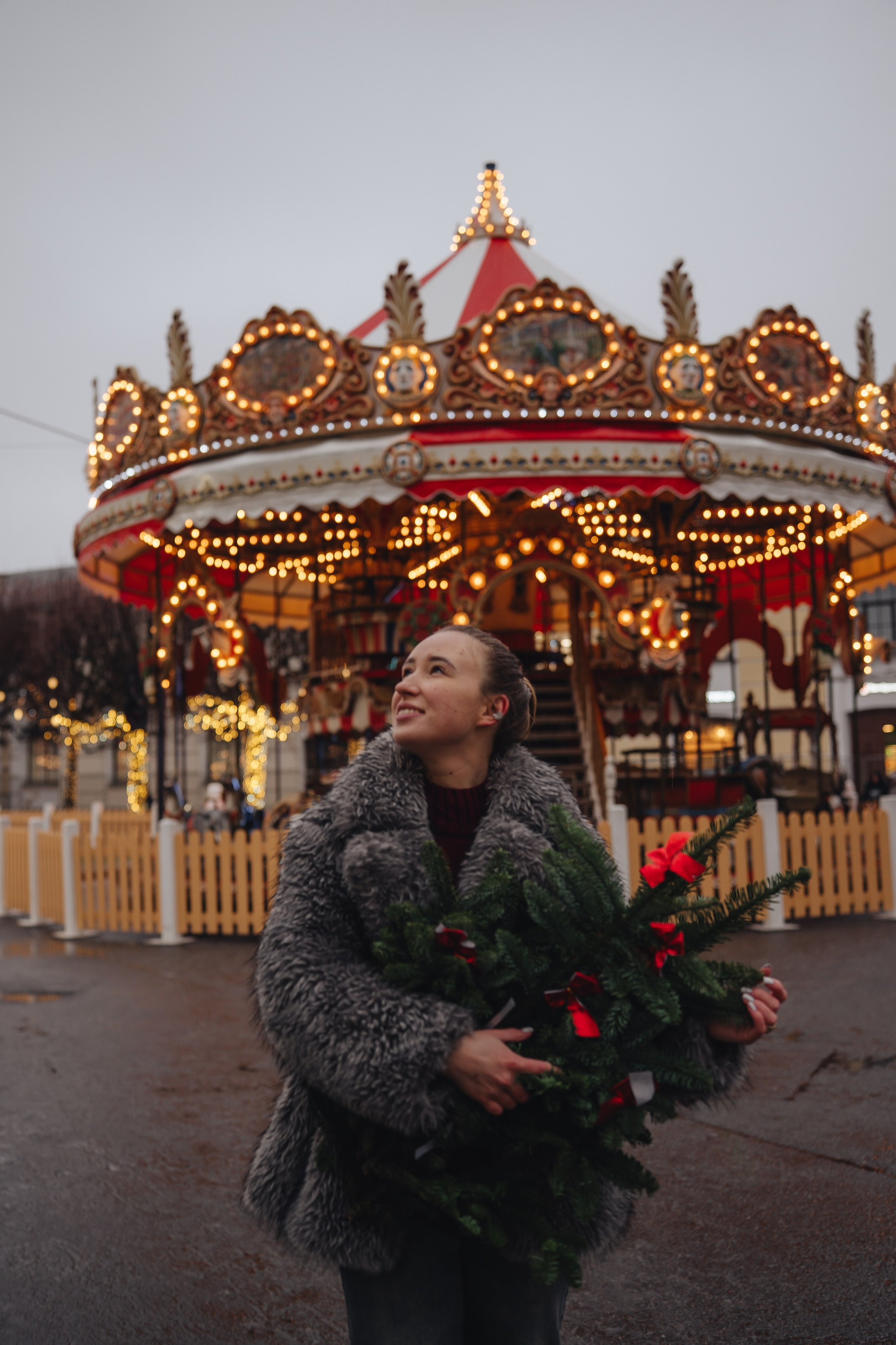 ПРОГУЛКА НА МАНЕЖНОЙ ПЛОЩАДИ ДЛЯ ДЕВУШКИ ПЕРЕД НОВЫМ ГОДОМ (НОВОГОДНЯЯ ФОТОСЕССИИЯ НА МАНЕЖНОЙ ПЛОЩАДИ). Профессиональный фотограф, Санкт-Петербург — Виктория Богомолова