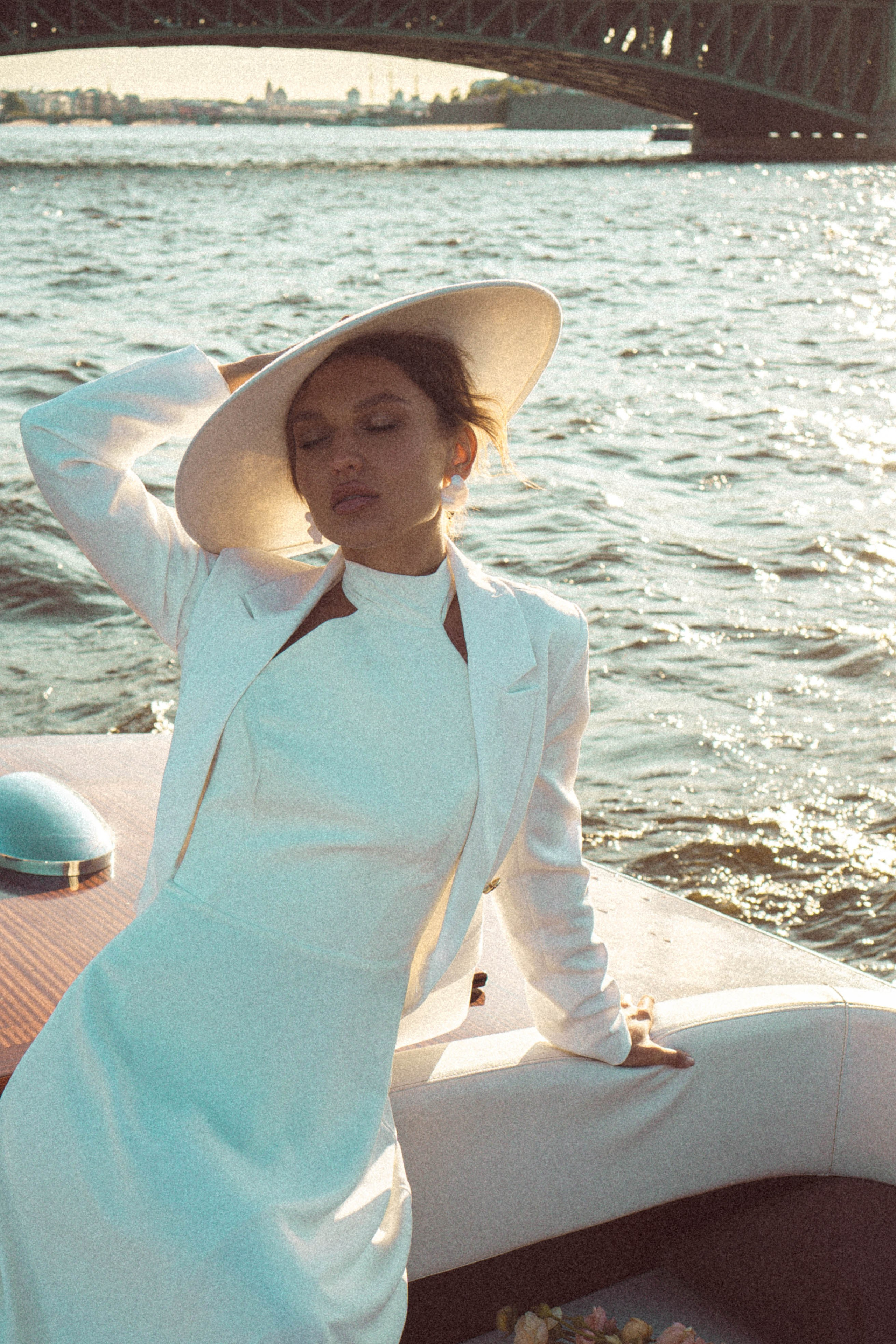 СВАДЕНБНАЯ СЬЕМКА НА КАТЕРЕ ПО КАНАЛАМ САНКТ-ПЕТЕРБУРГА И В АКВАТОРИИ НЕВЫ. Профессиональный фотограф, Санкт-Петербург — Виктория Богомолова