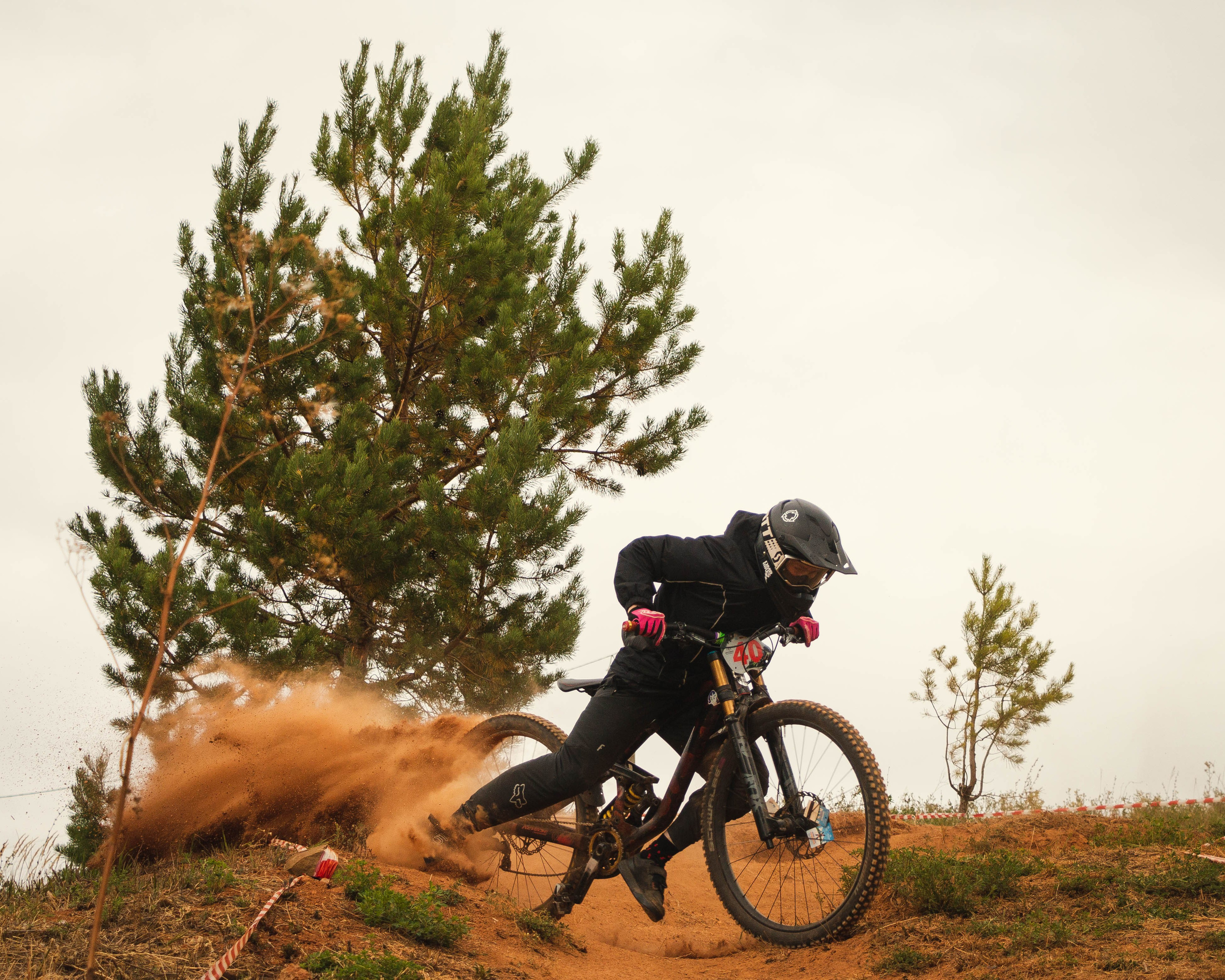 Велосипедист неудачно въезжает в контруклон, едва не упав. Песок из под колёс 