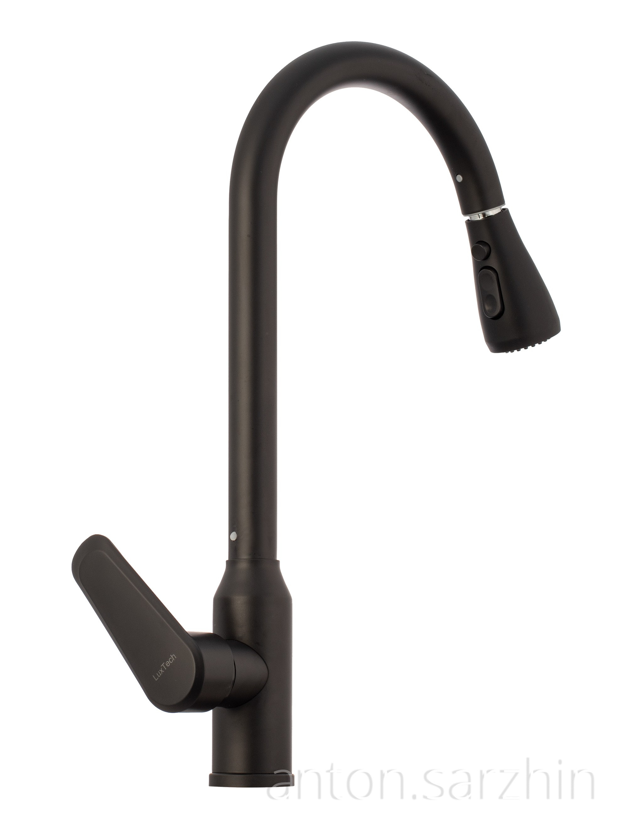 Смеситель черный для раковины на белом фоне фронтально