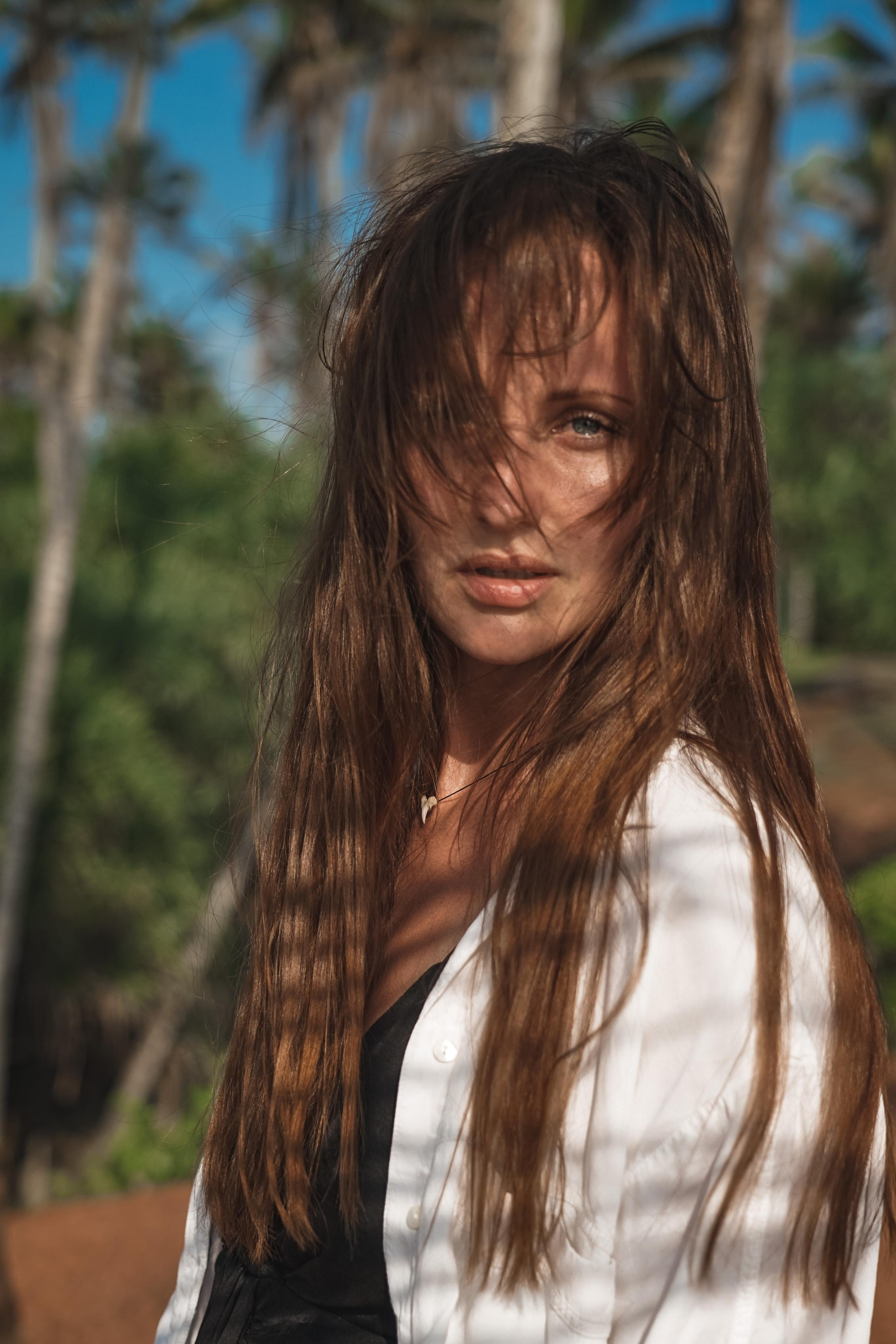 Портрет Алины на пальм, мягкий свет