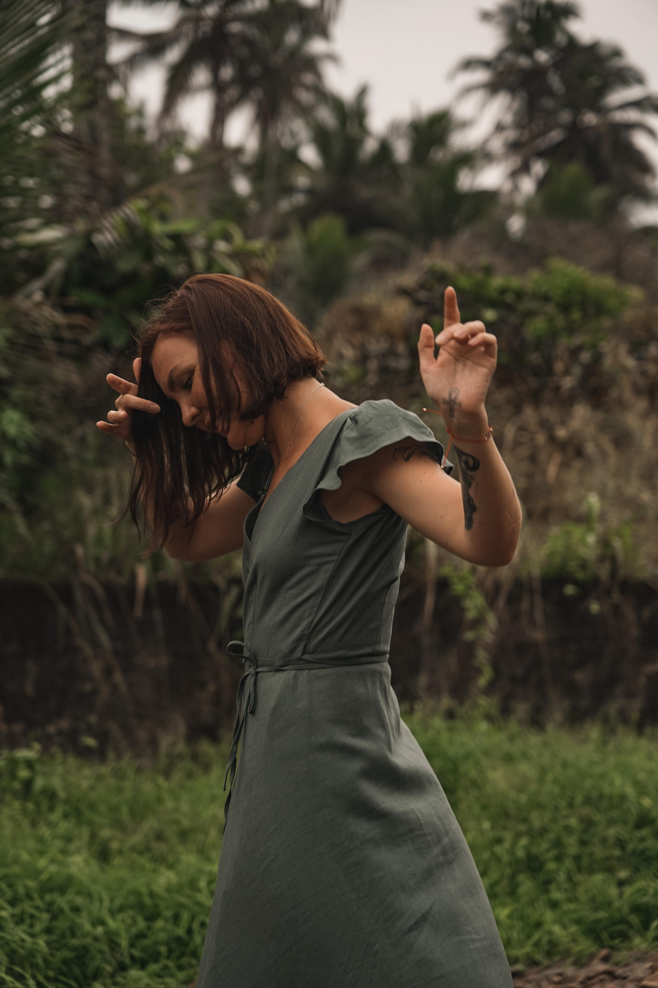 Алиса в стритстайл-кадре: городской фон и легкое движение