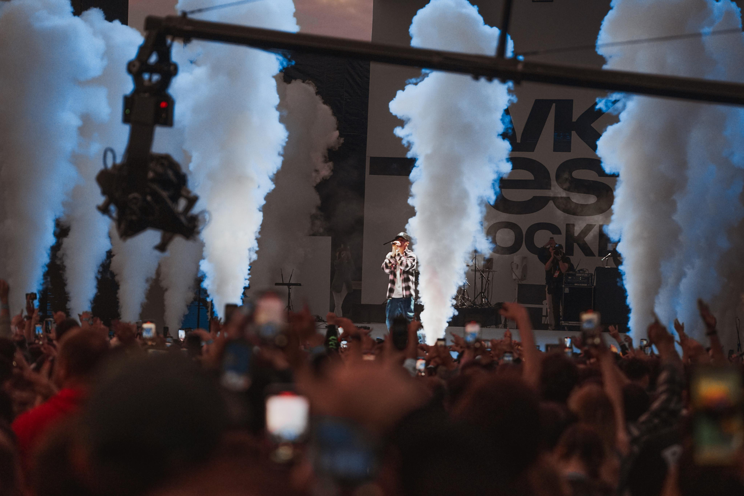 Момент выступления на VK Fest 2023, день 1: музыкант и световой эффект