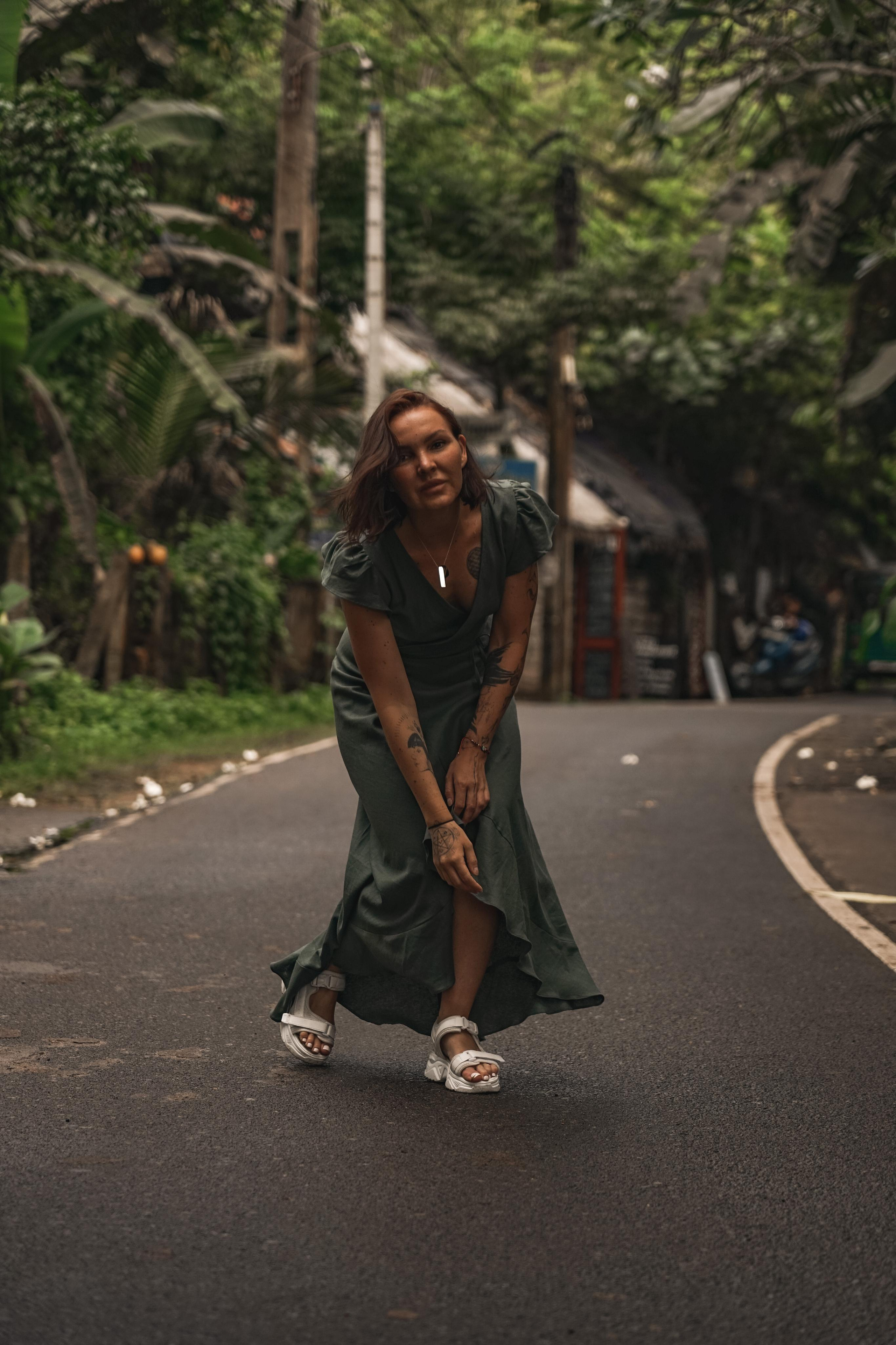 Алиса в стритстайл-кадре: городской фон и легкое движение