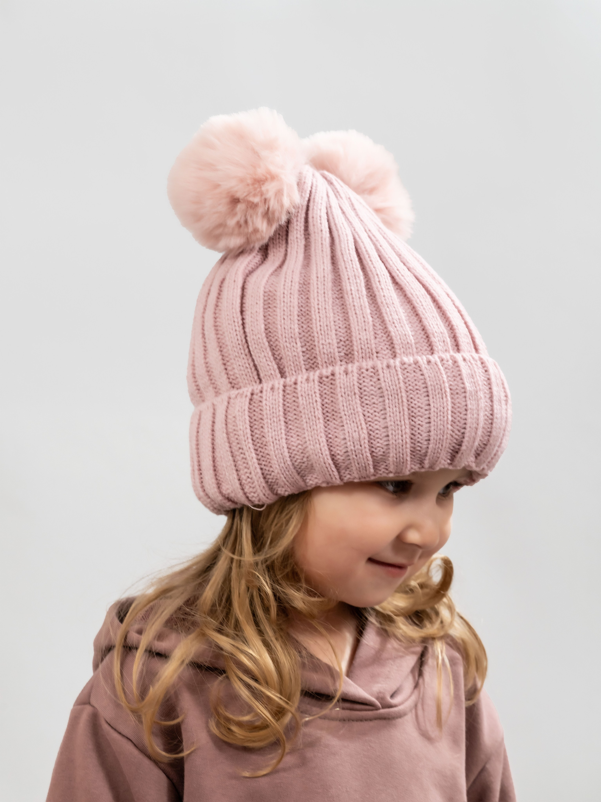 Детские шапочки, съемка для маркетплейсов, модельная съемка. Олейник Денис — предметный фотограф, фотограф для маркетплейсов в Казани