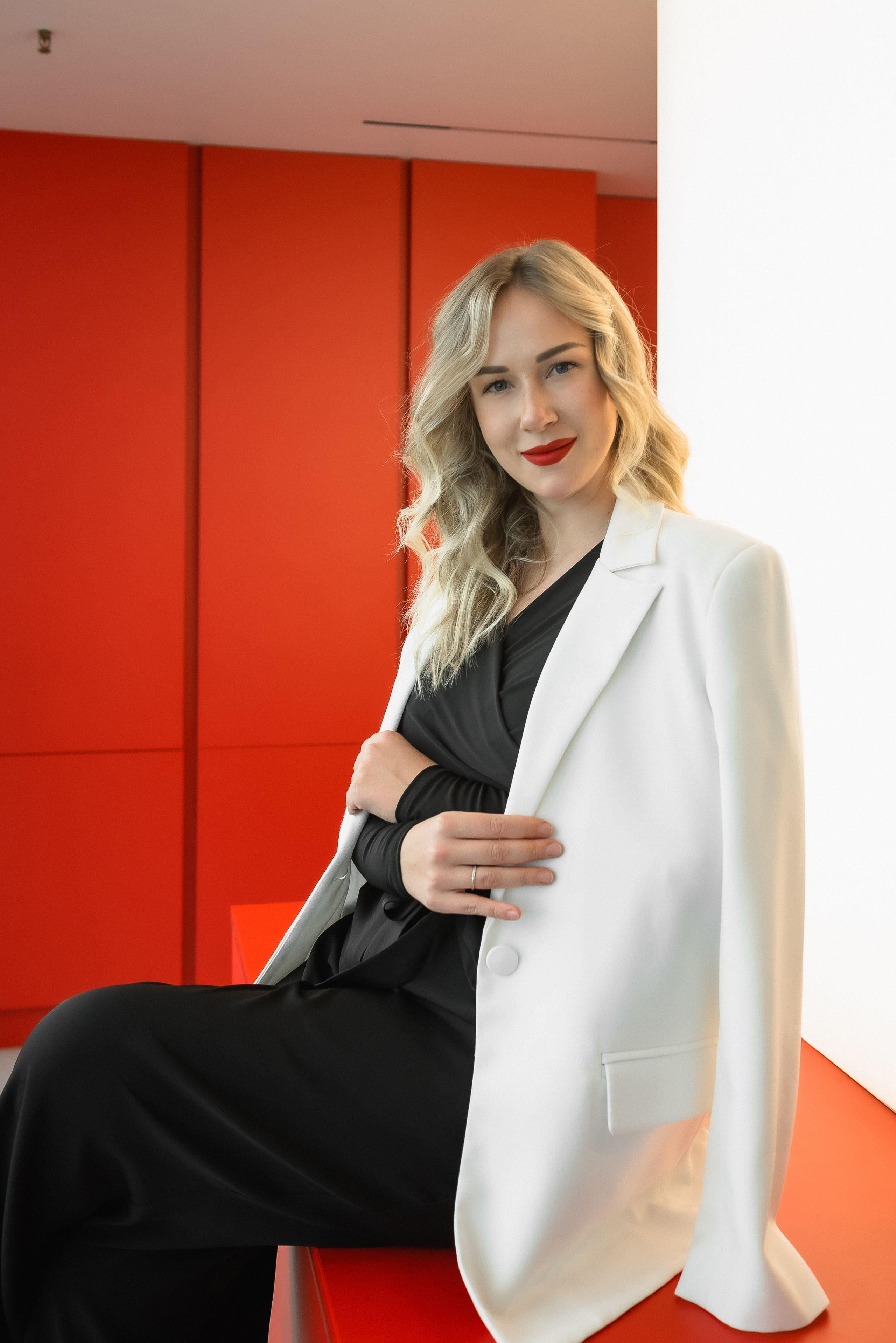 Портрет на красном фоне. КОНТЕНТ | БРЕНД фотограф Санкт-Петербург — Жанна Олтаржевская