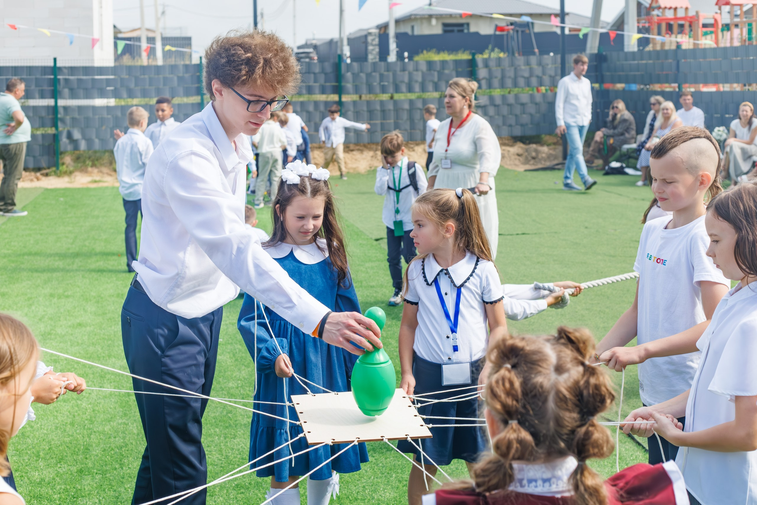 аниматоры на школьном празднике 1 сентября, дети смеются и радуются