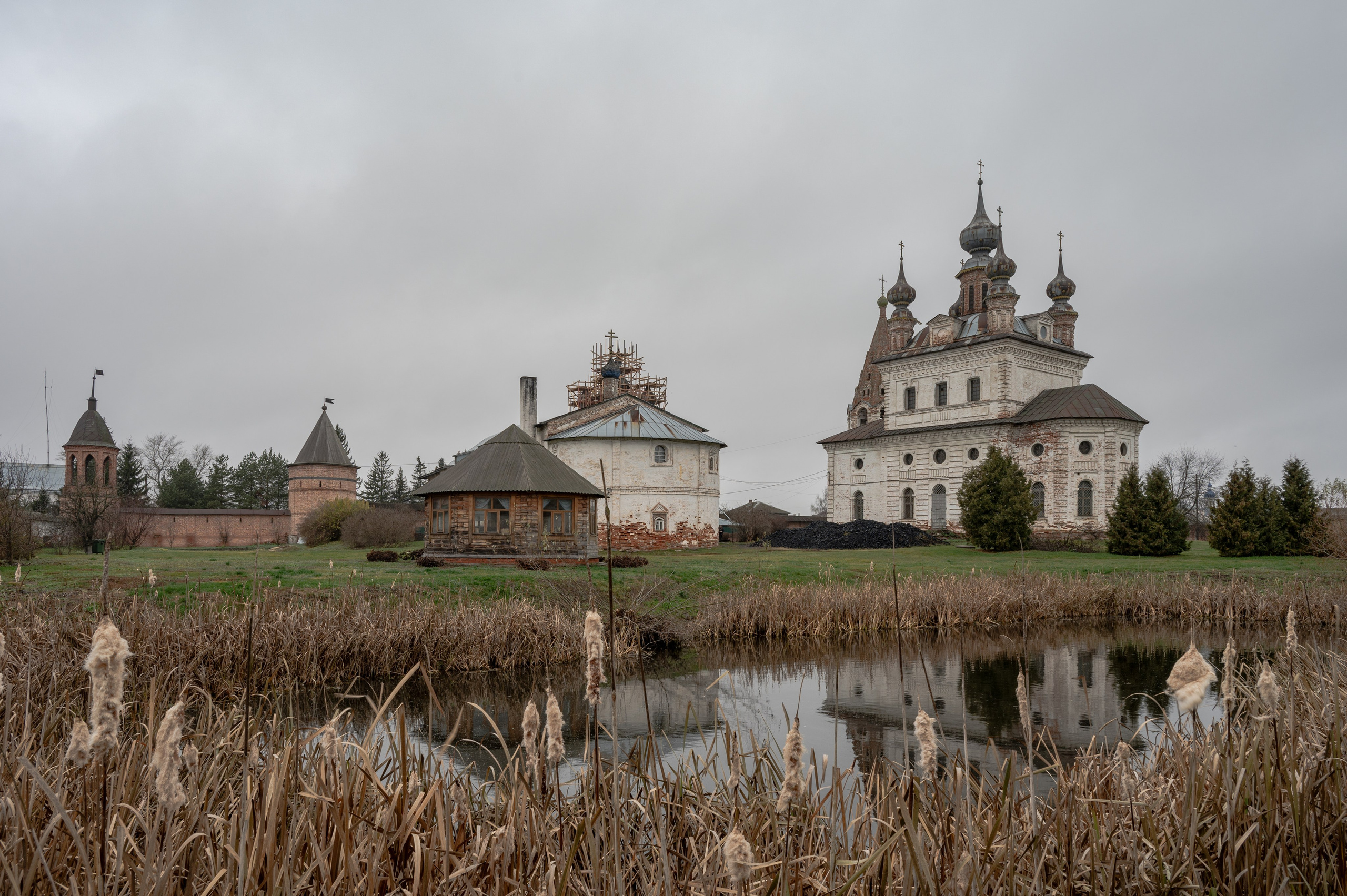 прогулка по территории Михайло-Архангельского мужского монастыря