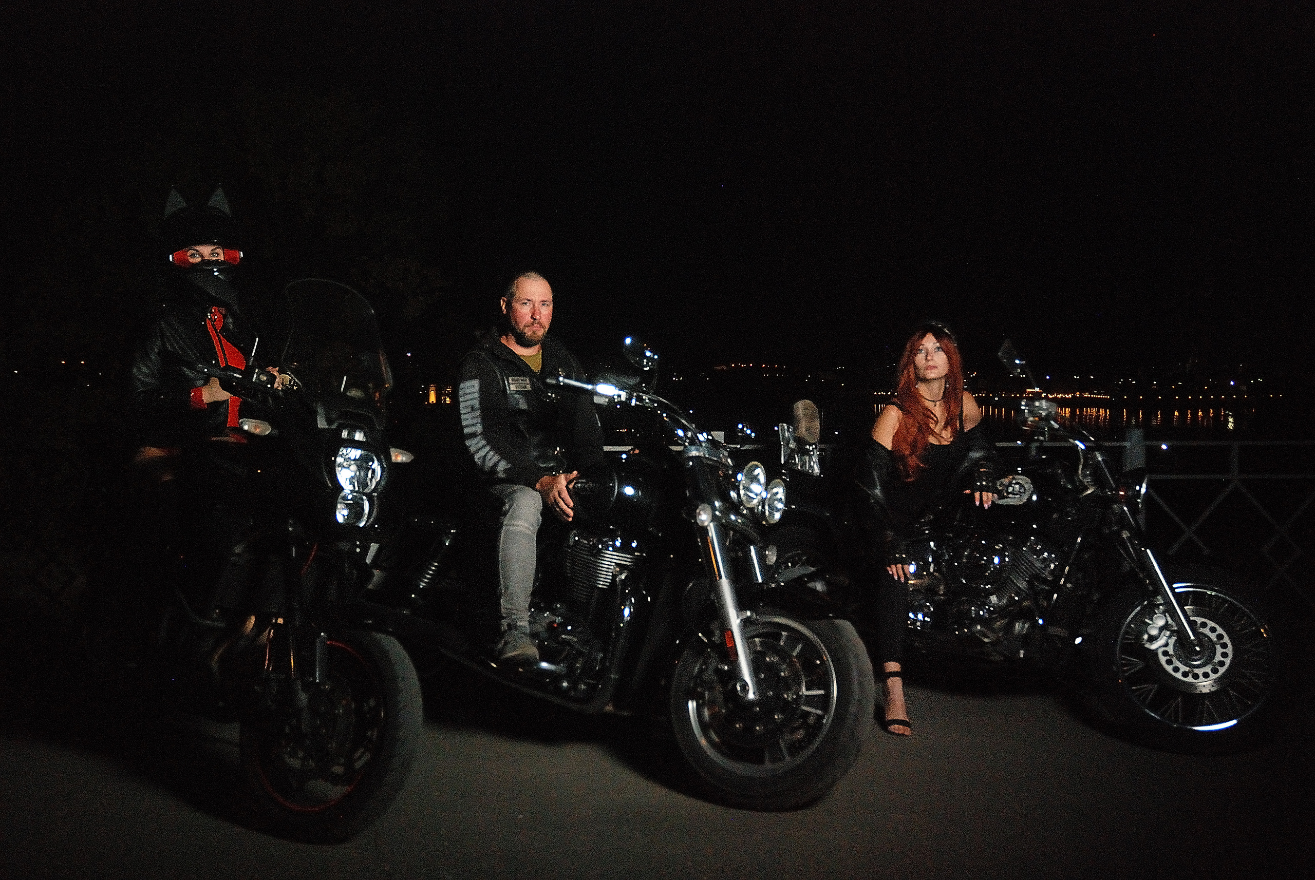 Фотосессии на мотоциклах. Фотопроекты арт-студии «Мастер и Маргарита». Свадебные фотосессии, Love story, фотосессии в студии, фотопрогулки. Макияж и укладка. Услуги стилиста и имиджмэйкера. Прокат нарядов для фотосессий.