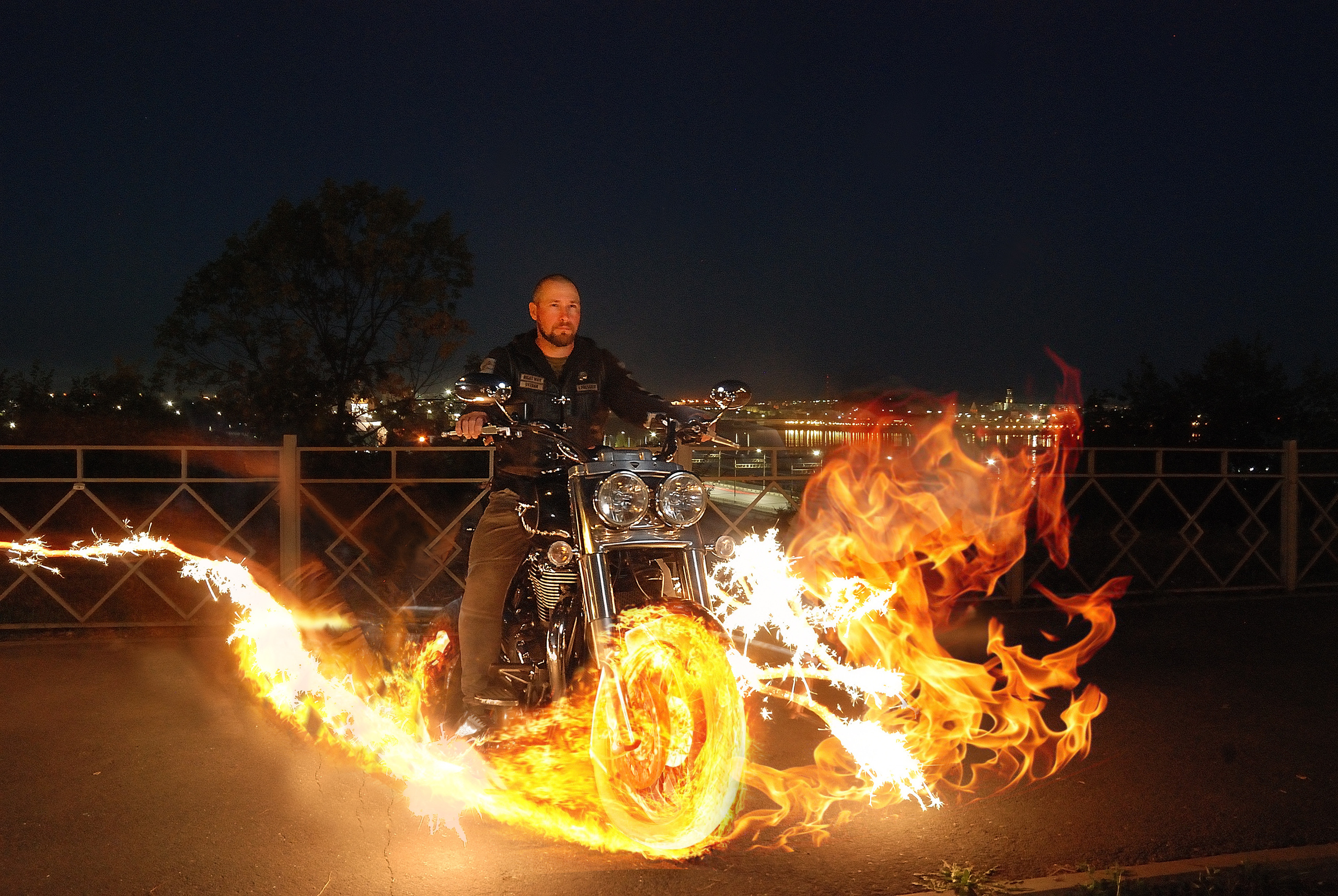 Фотосессии на мотоциклах. Фотопроекты арт-студии «Мастер и Маргарита». Свадебные фотосессии, Love story, фотосессии в студии, фотопрогулки. Макияж и укладка. Услуги стилиста и имиджмэйкера. Прокат нарядов для фотосессий.