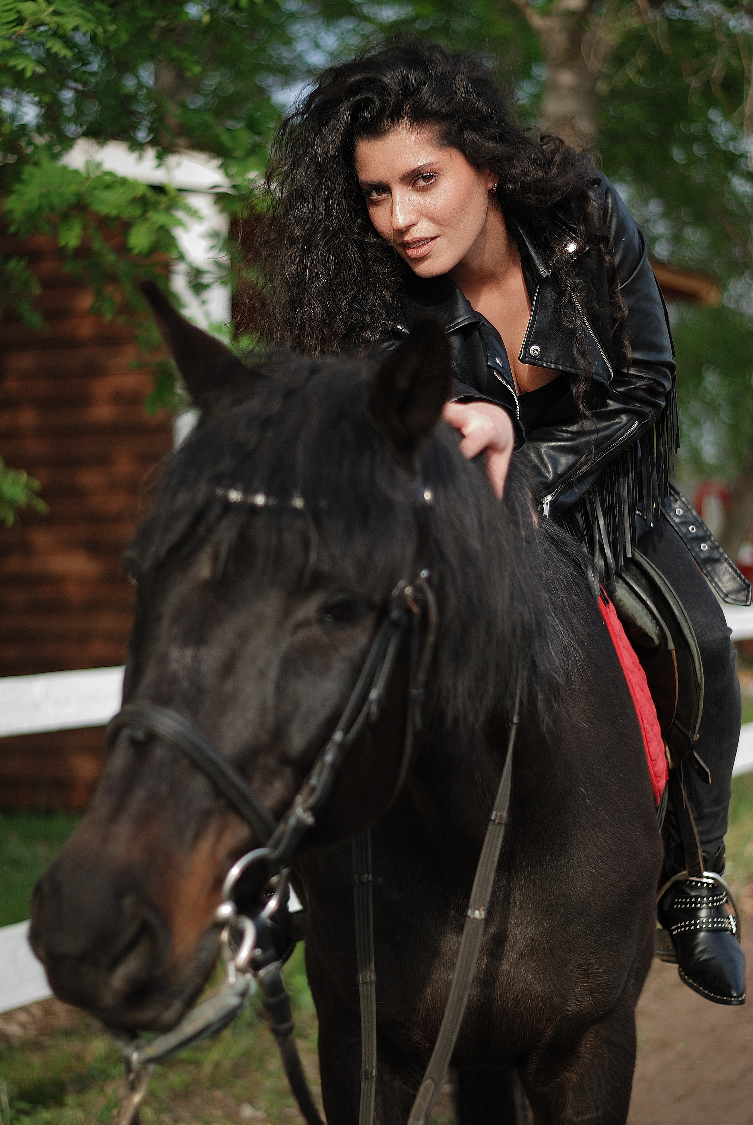 Фотосессии на лошадях. Фотопроекты арт-студии «Мастер и Маргарита». Свадебные фотосессии, Love story, фотосессии в студии, фотопрогулки. Макияж и укладка. Услуги стилиста и имиджмэйкера. Прокат нарядов для фотосессий.