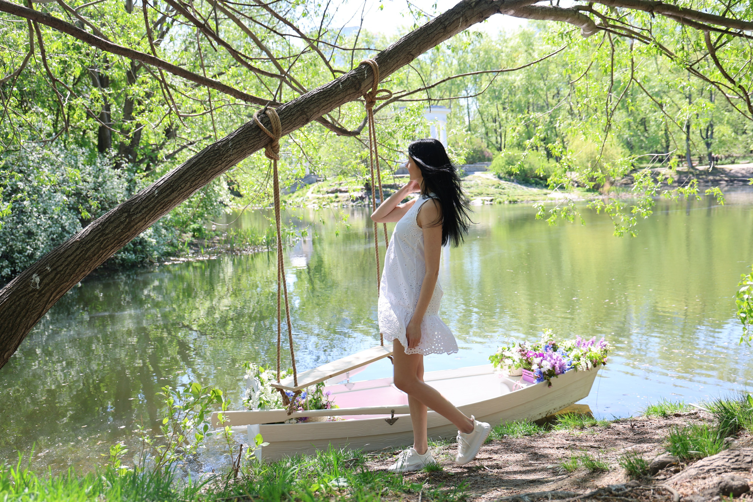 Фотосессия в лодке, лодка, озеро, платье, книга, шляпа, зонт, перчатки, весла, лето. Свадебный, семейный, женский и детский фотограф из Екатеринбурга