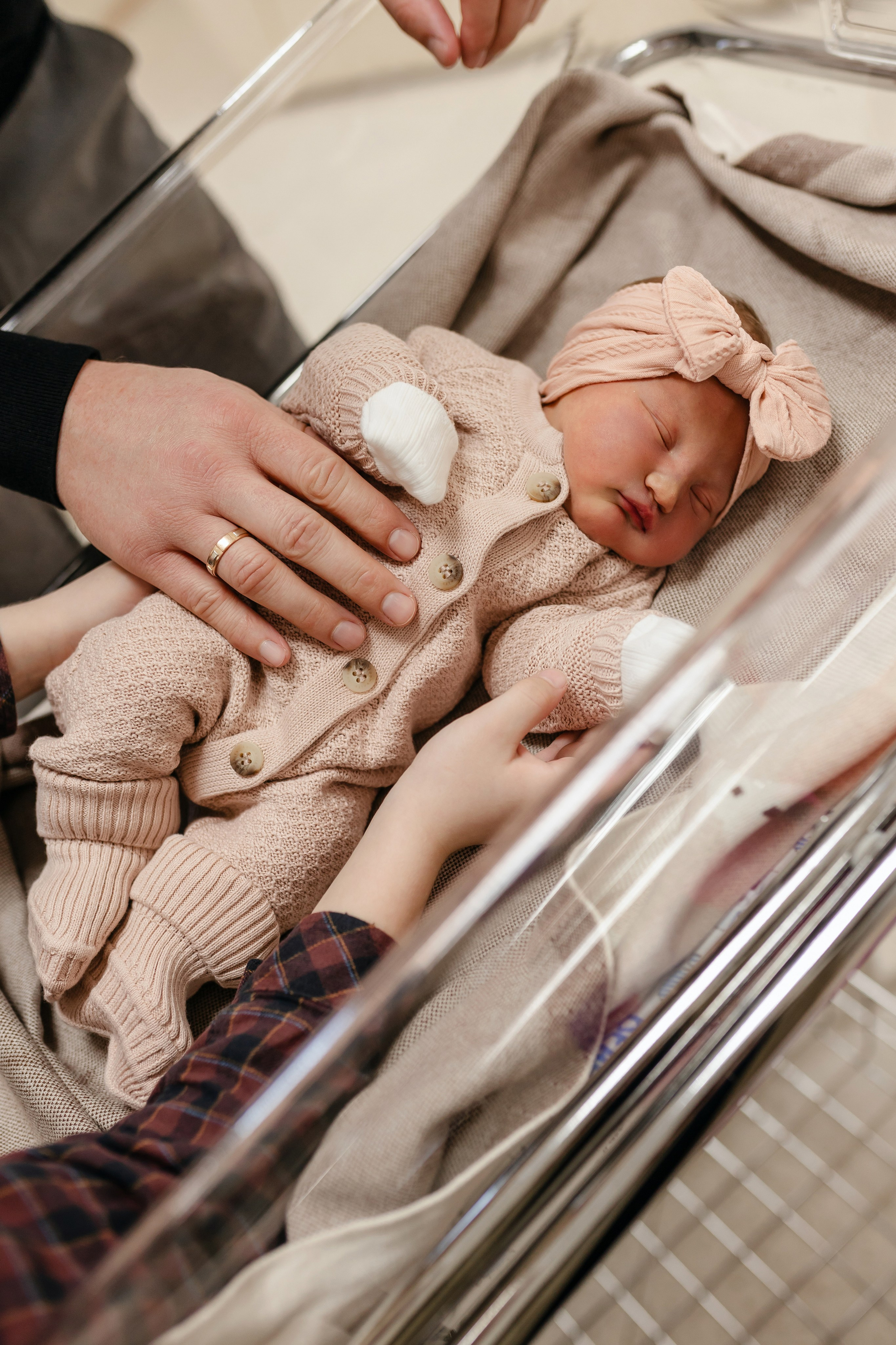 Фотограф на выписку из роддома в Краснодаре, выписка из Екатерининского роддома, фотограф Яна Морева. Семейный фотограф в Краснодаре Яна Морева