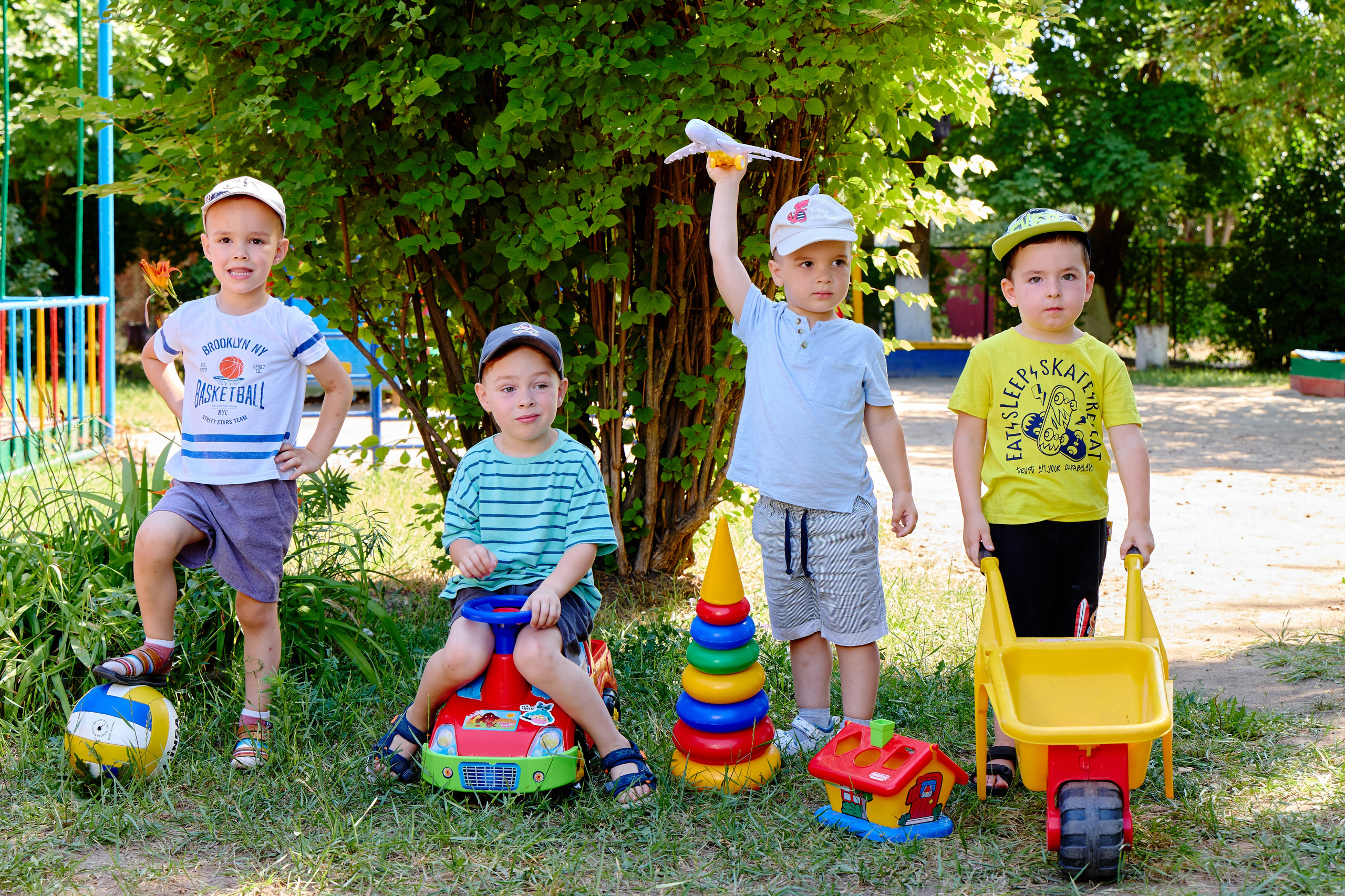 Пример летней съёмки в детском саду № 92 младшая группа Ромашки. Фотограф Выпускные альбомы Таганрог Сергей Коробченко