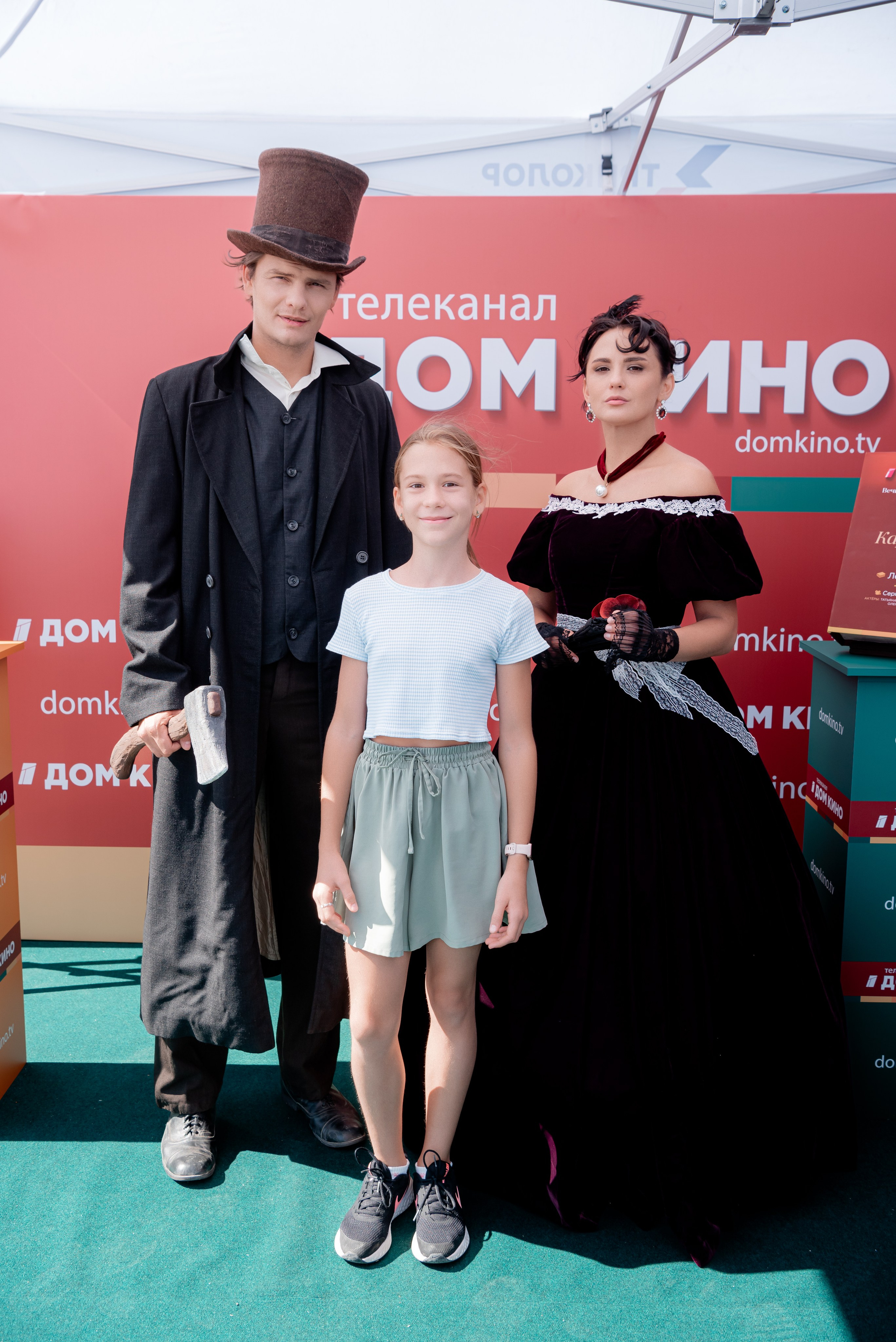 Портретные фото с артистами в палатке Триколор Дом Кинов на день города Волгоград. Фотограф в Волгограде и Волжском Александр Горбань