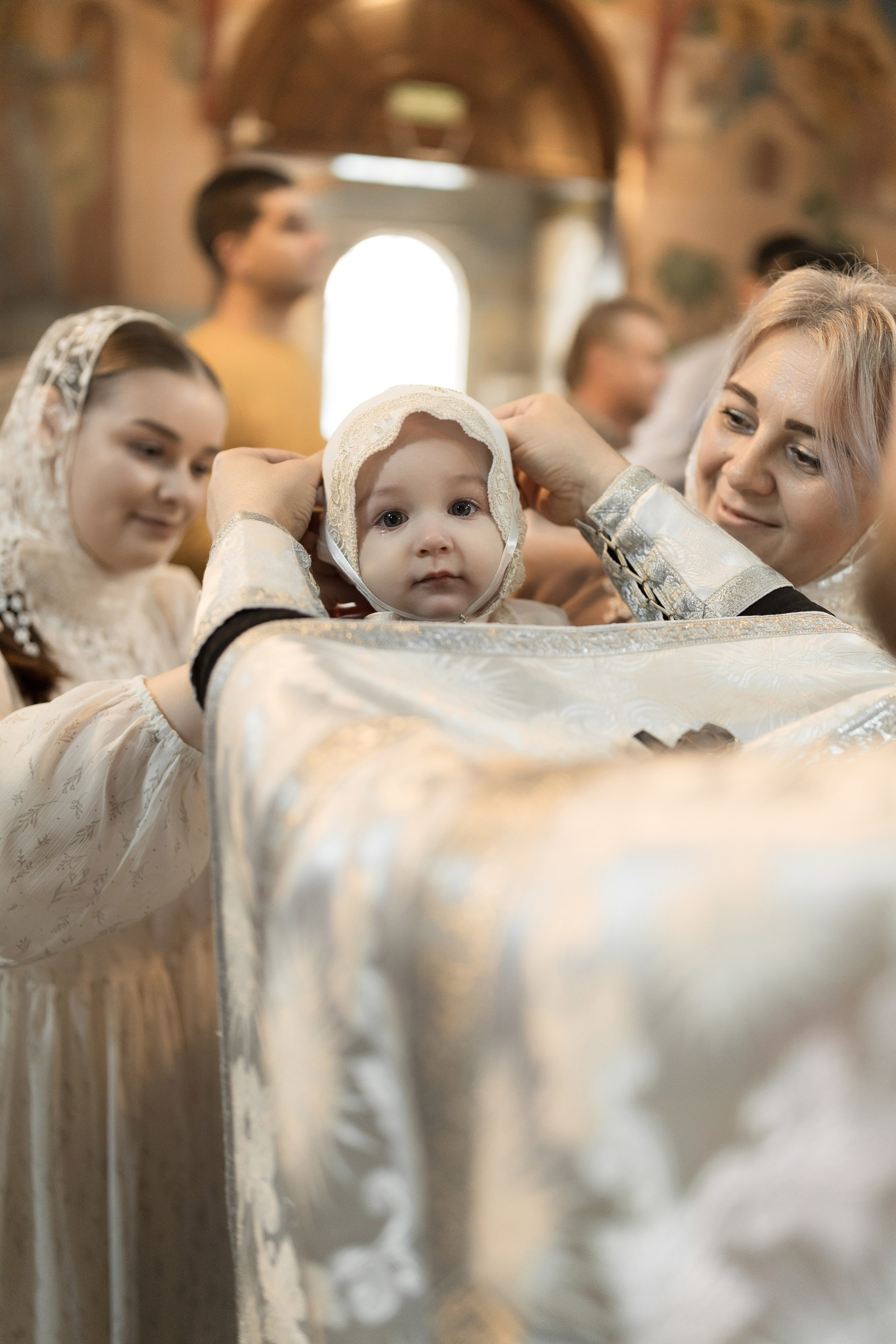 Крещение Миланы в церкви иконы Божией Матери / пасмурная погода. Анастасия Безуглова- свадебный фотограф в Таганроге