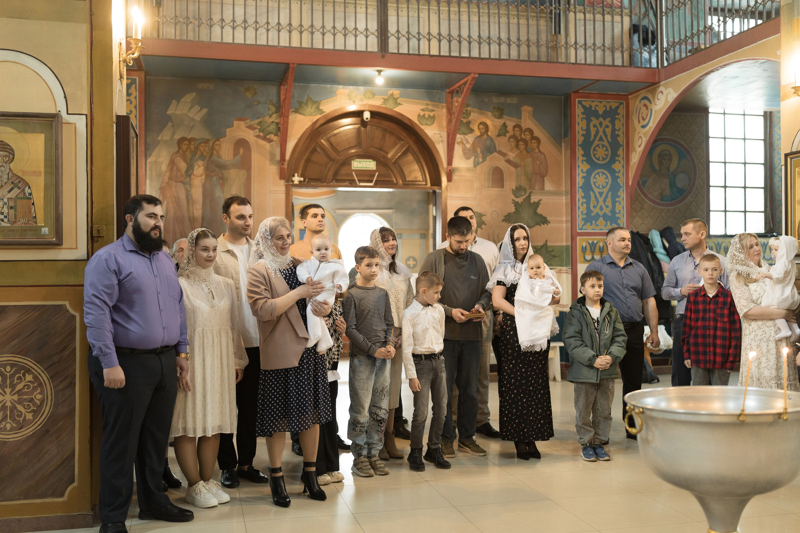 Крещение Миланы в церкви иконы Божией Матери / пасмурная погода. Анастасия Безуглова- свадебный фотограф в Таганроге