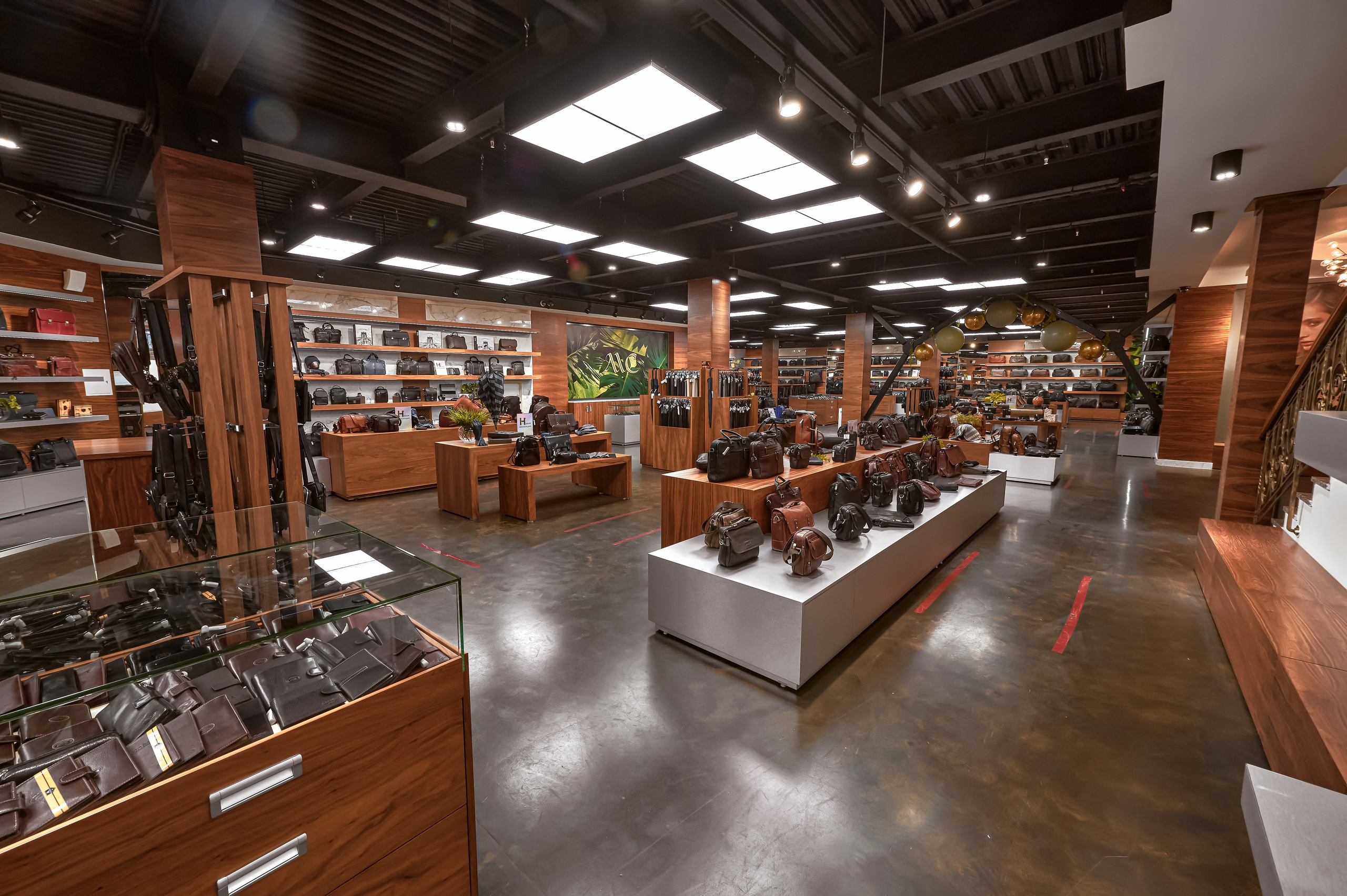 Портфолио по интерьерной и экстерьерной фотосъёмки: Мир сумок — Левый берег. Фотограф Яковлев Роман — Красноярск