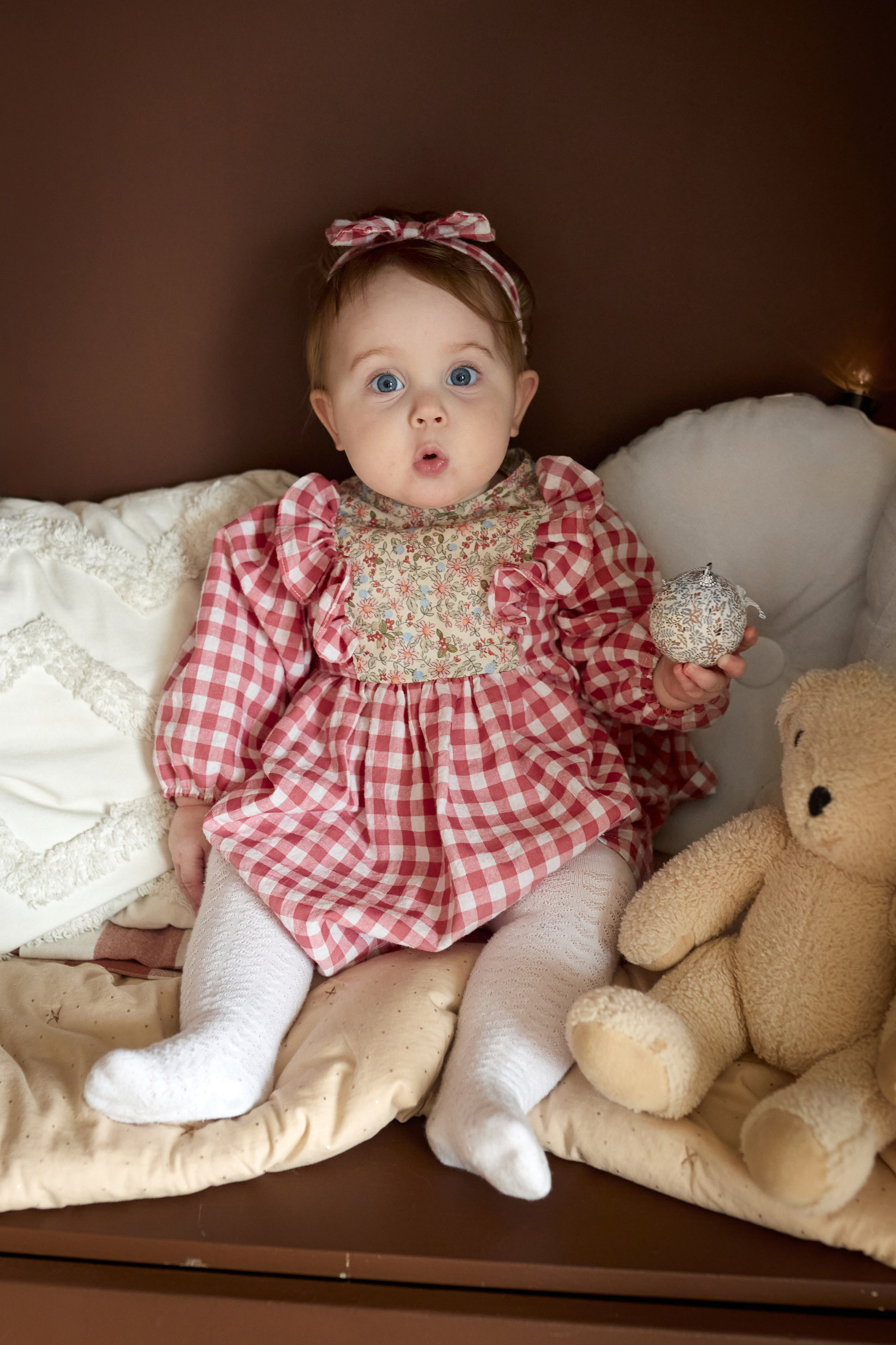 Новогодняя семейная фотосессия на годик в студии Forest