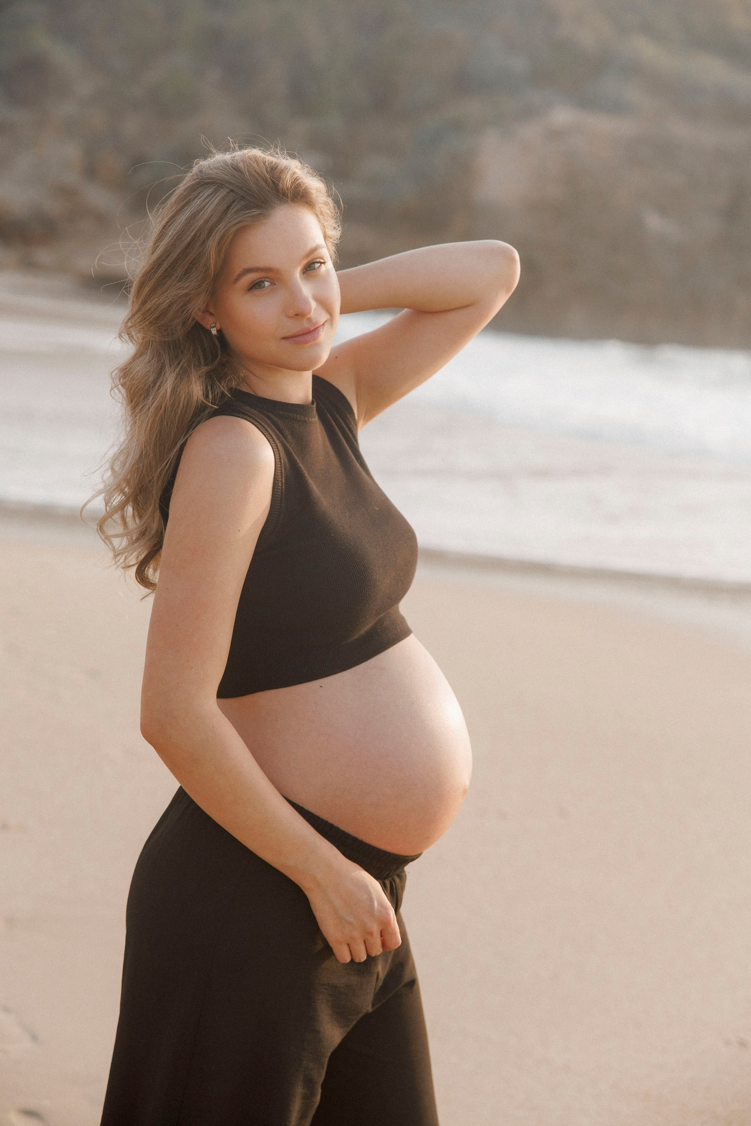 Pregnancy photoshoot near the sea (cloudy weather). Главная