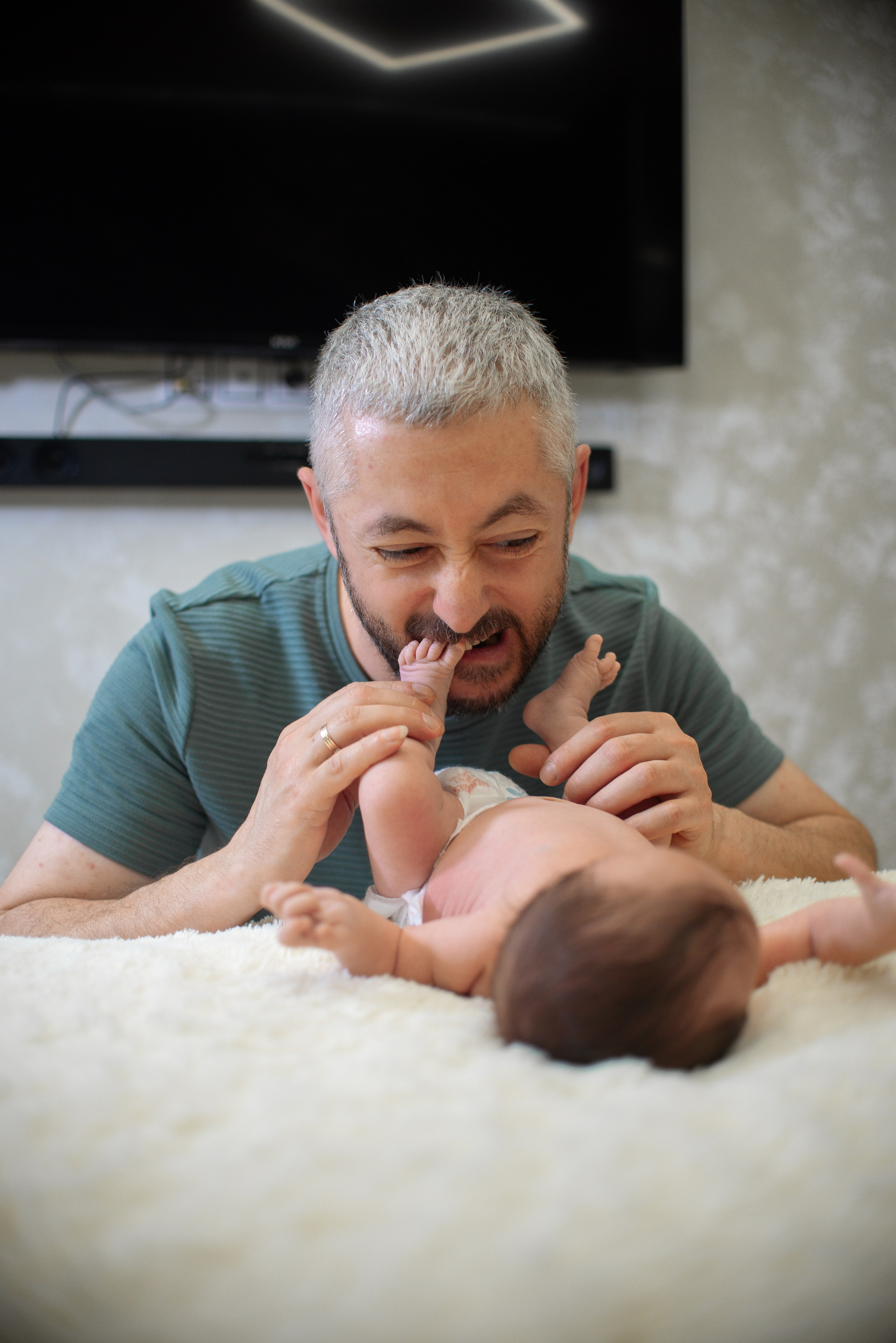 Крошка Манэ дома с родителями. Семейный фотограф на выписку из роддома и крещение Минск Настя Гришук