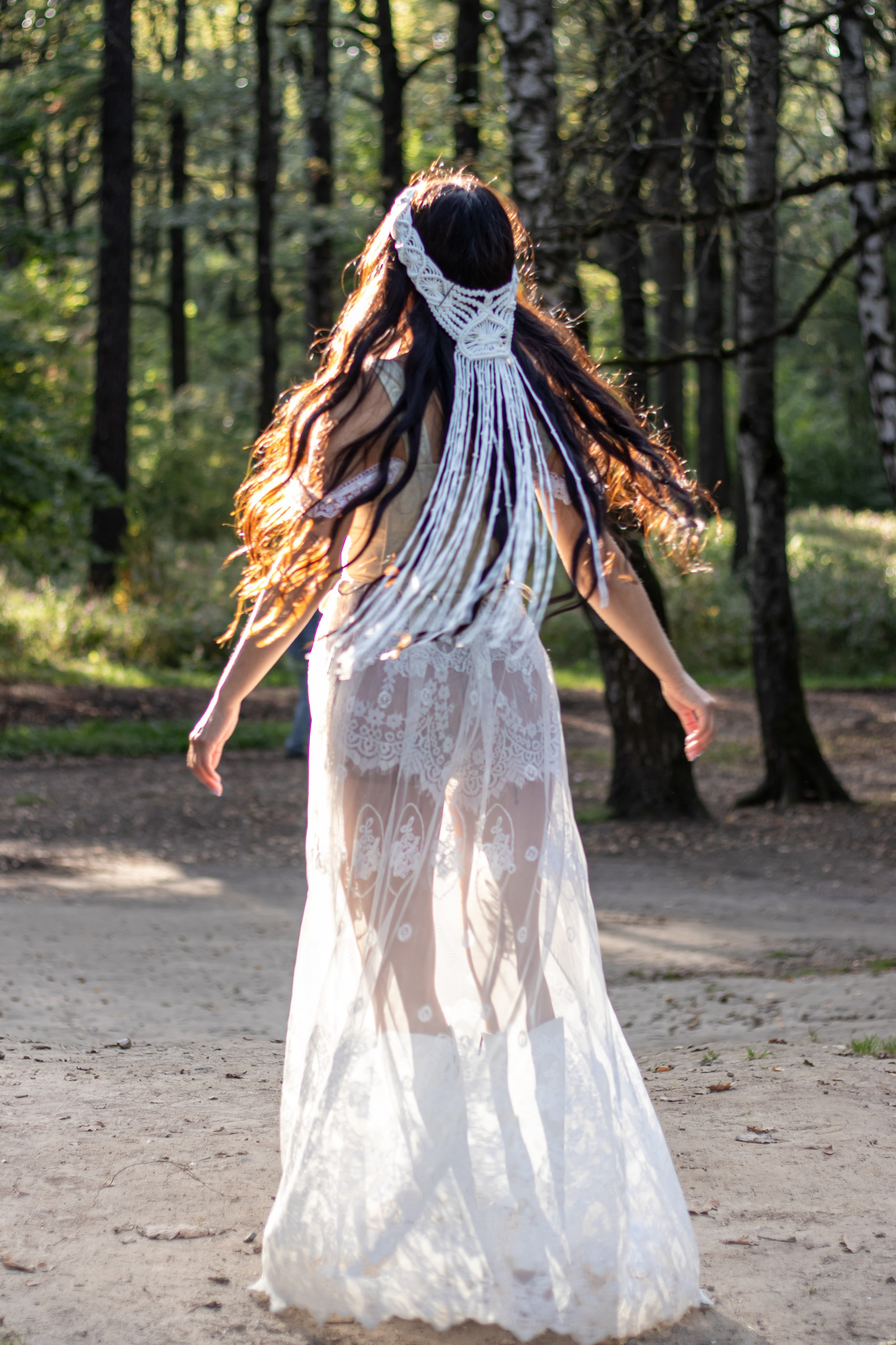 Девушка с распущенными волосами, лесная эстетика бохо • фотограф Карасёва Елена