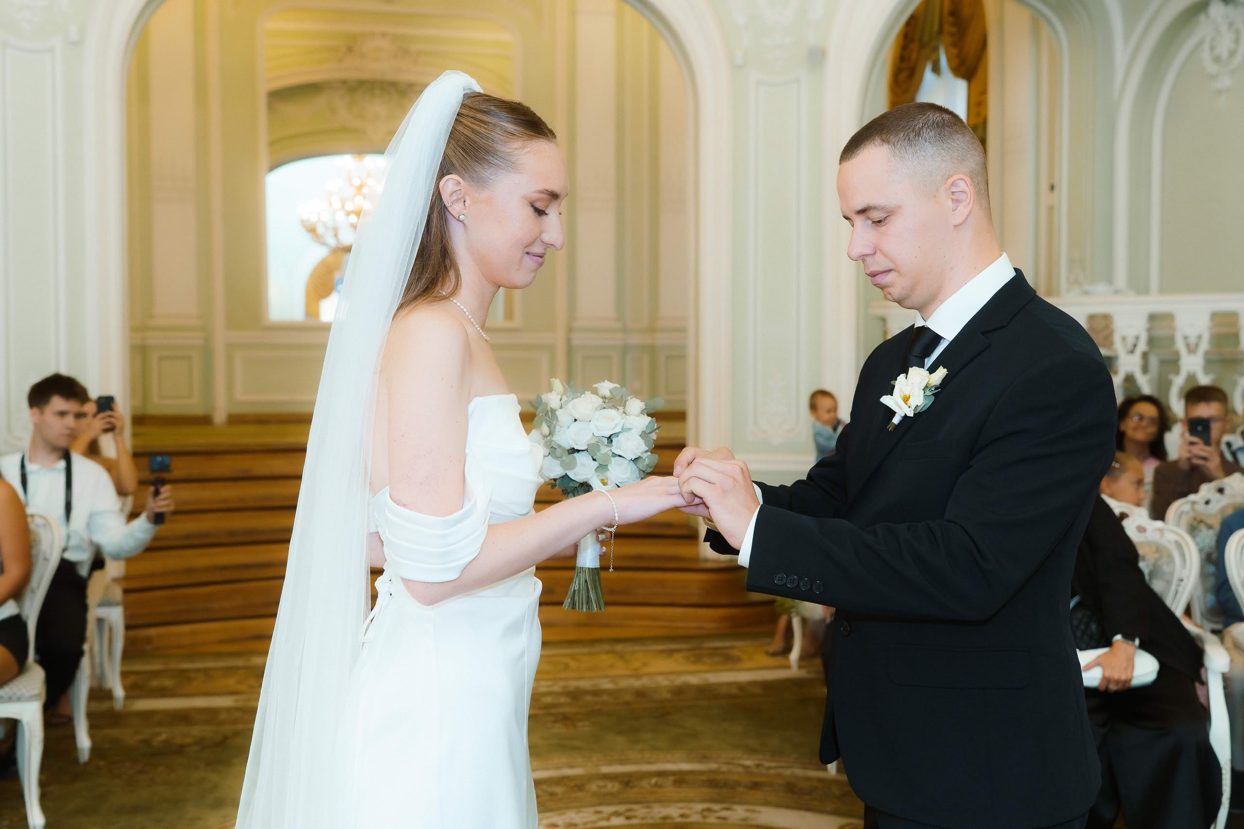 Жених надевает кольцо невесте в ЗАГСе Петроградского района