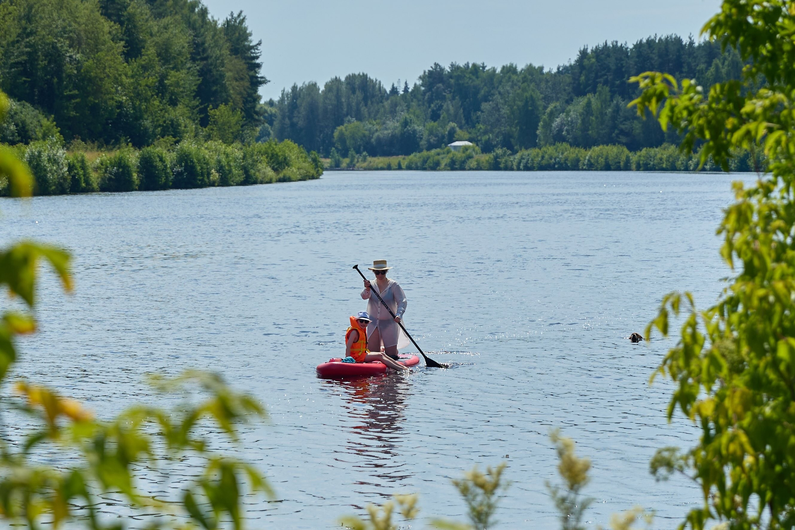 САП-заплыв в деревне: Семейная летняя фотосессия с живыми эмоциями | Magnifico Photo