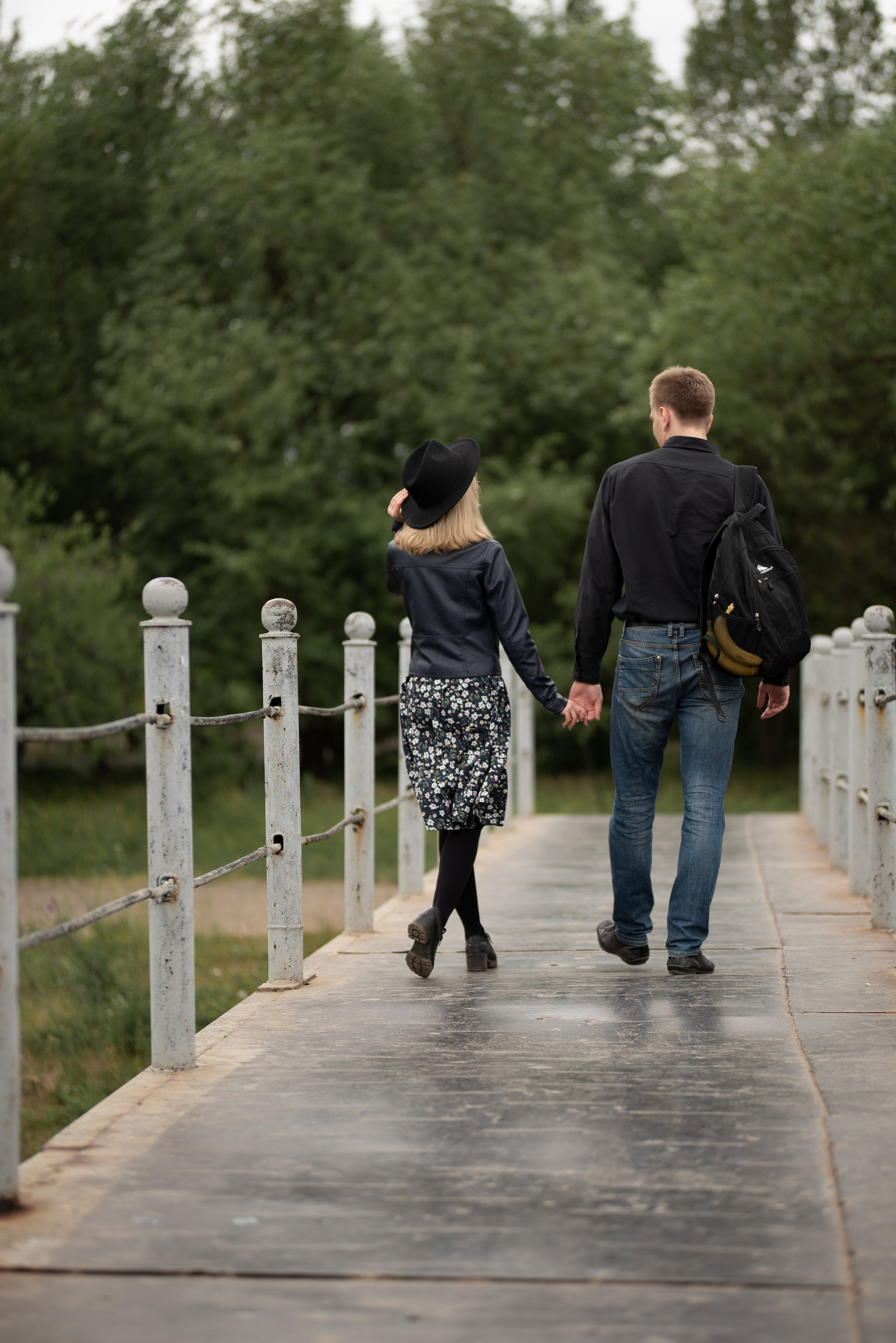 Влюбленные идут по мосту.