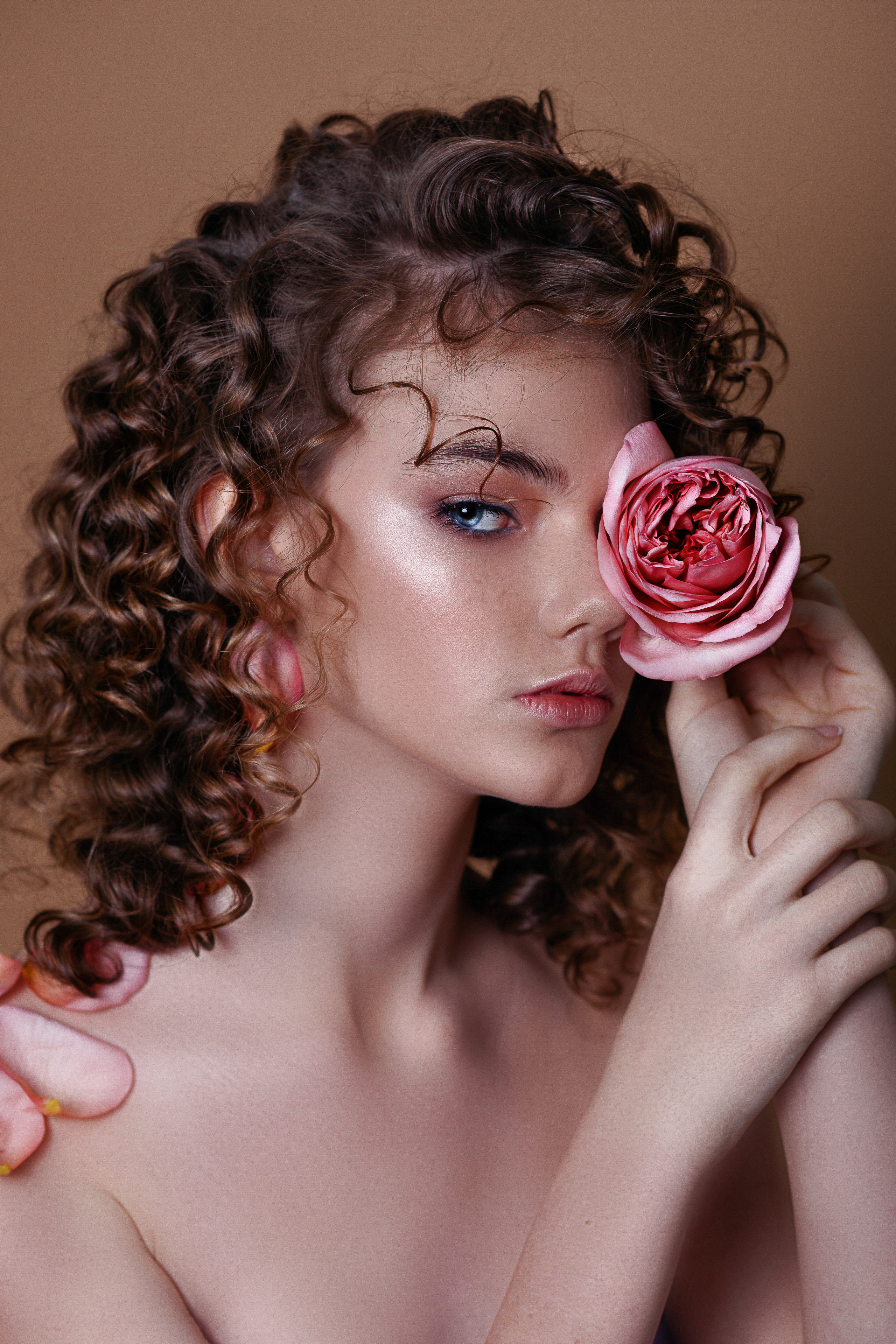 Нежный портрет молодой девушки с розой. Фотограф в Подольске — Мария Бучнева