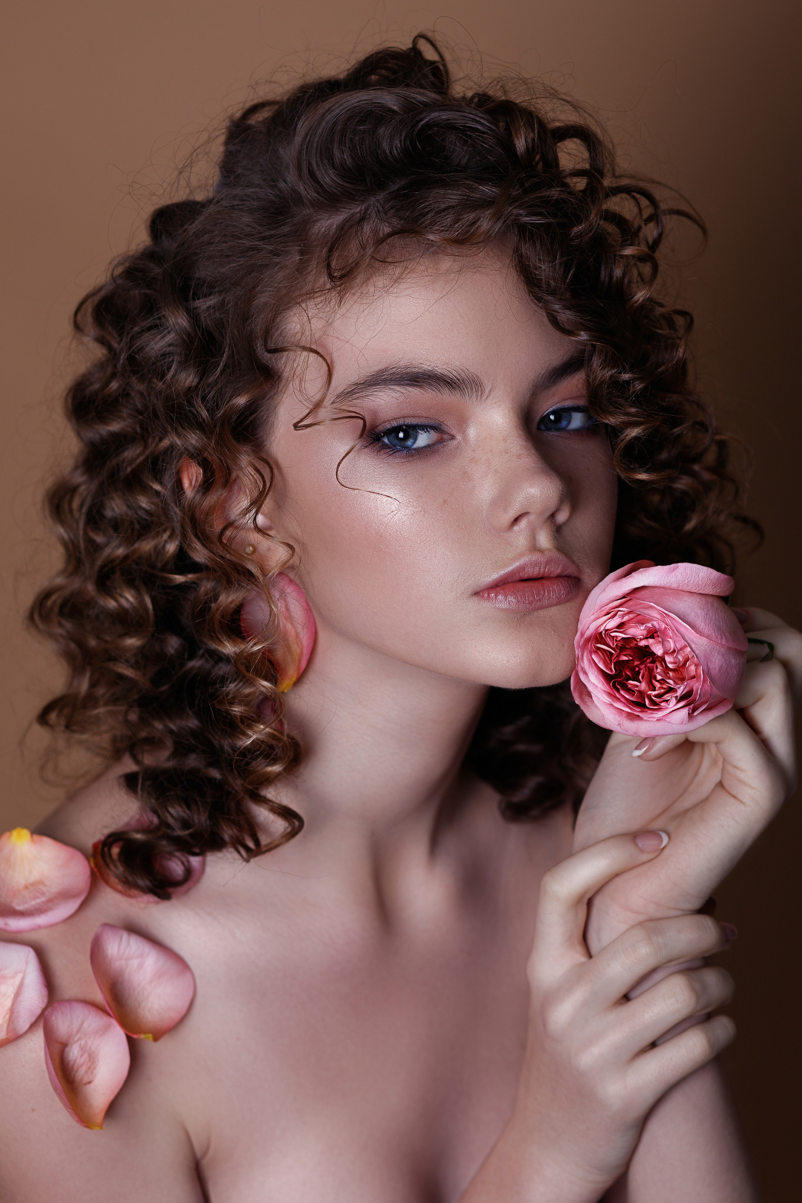 Нежный портрет молодой девушки с розой. Фотограф в Подольске — Мария Бучнева