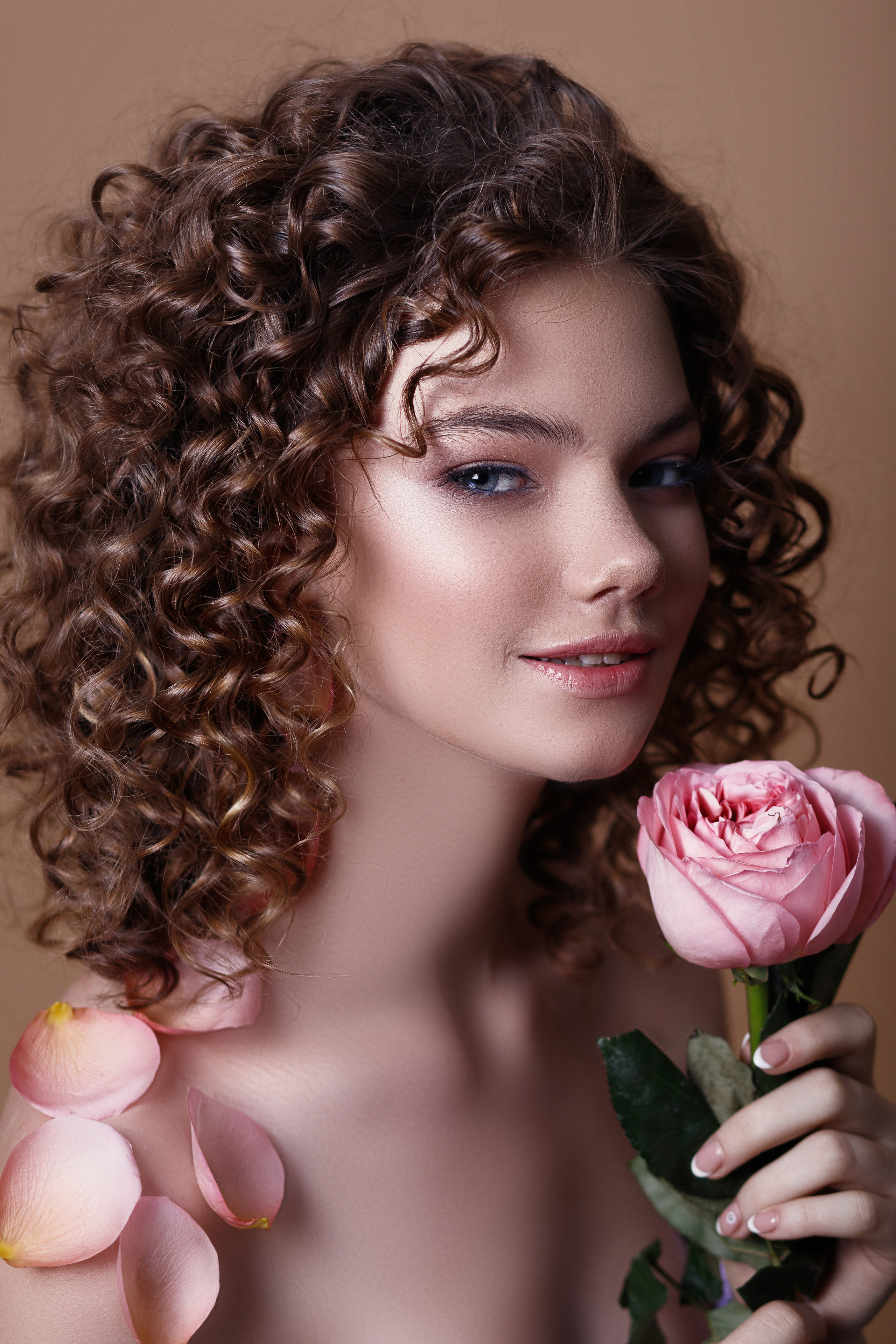 Нежный портрет молодой девушки с розой. Фотограф в Подольске — Мария Бучнева