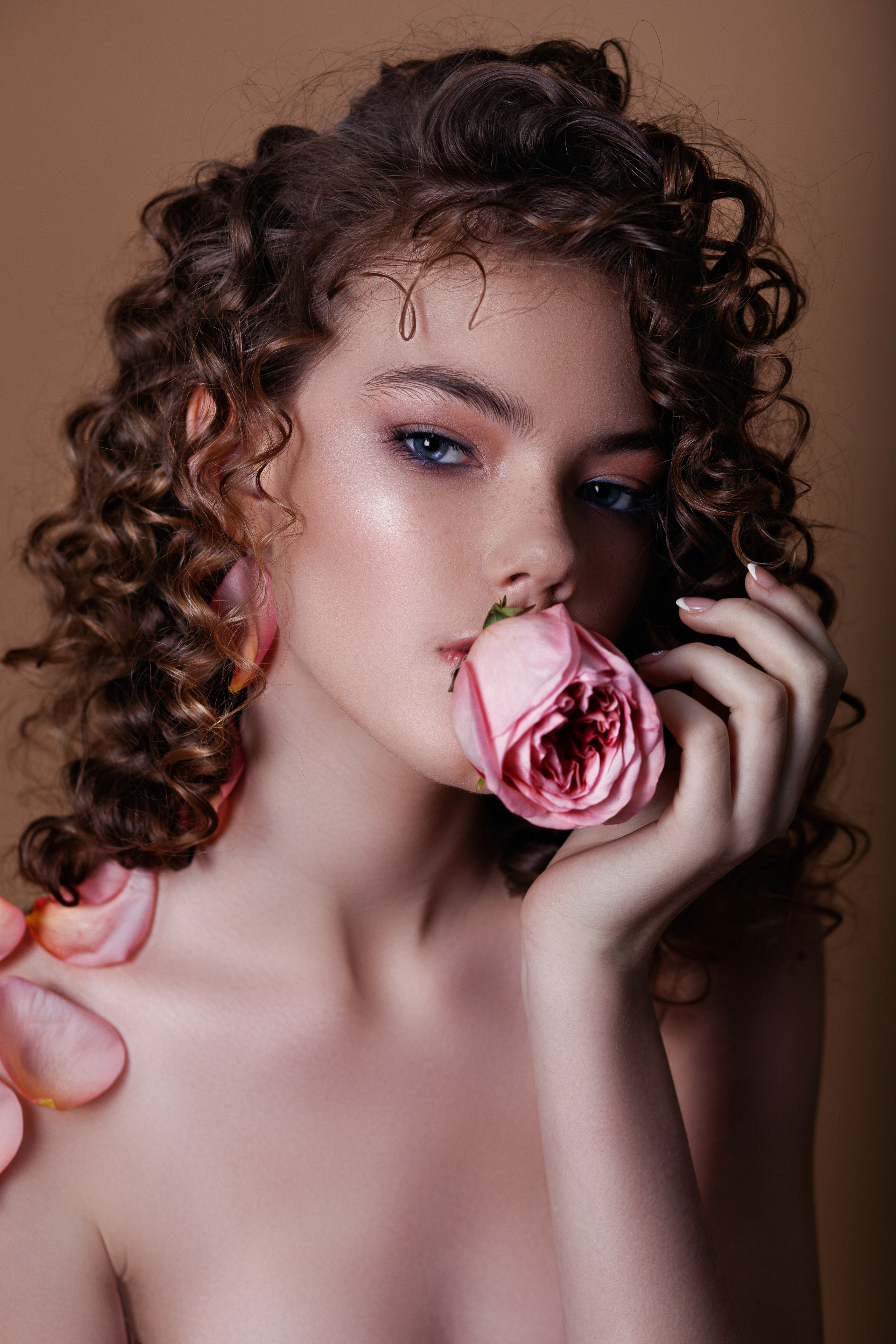 Нежный портрет молодой девушки с розой. Фотограф в Подольске — Мария Бучнева