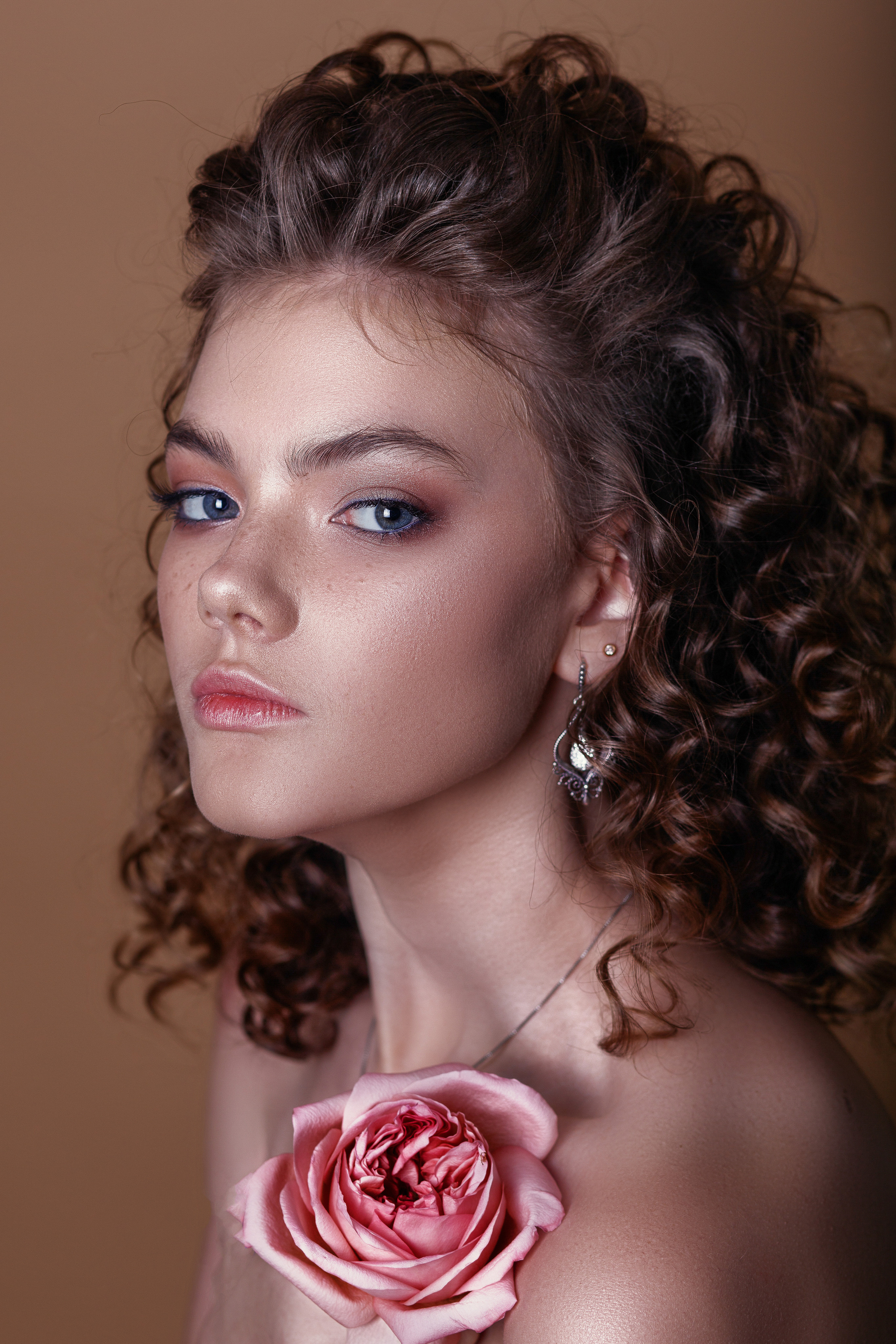 Нежный портрет молодой девушки с розой. Фотограф в Подольске — Мария Бучнева