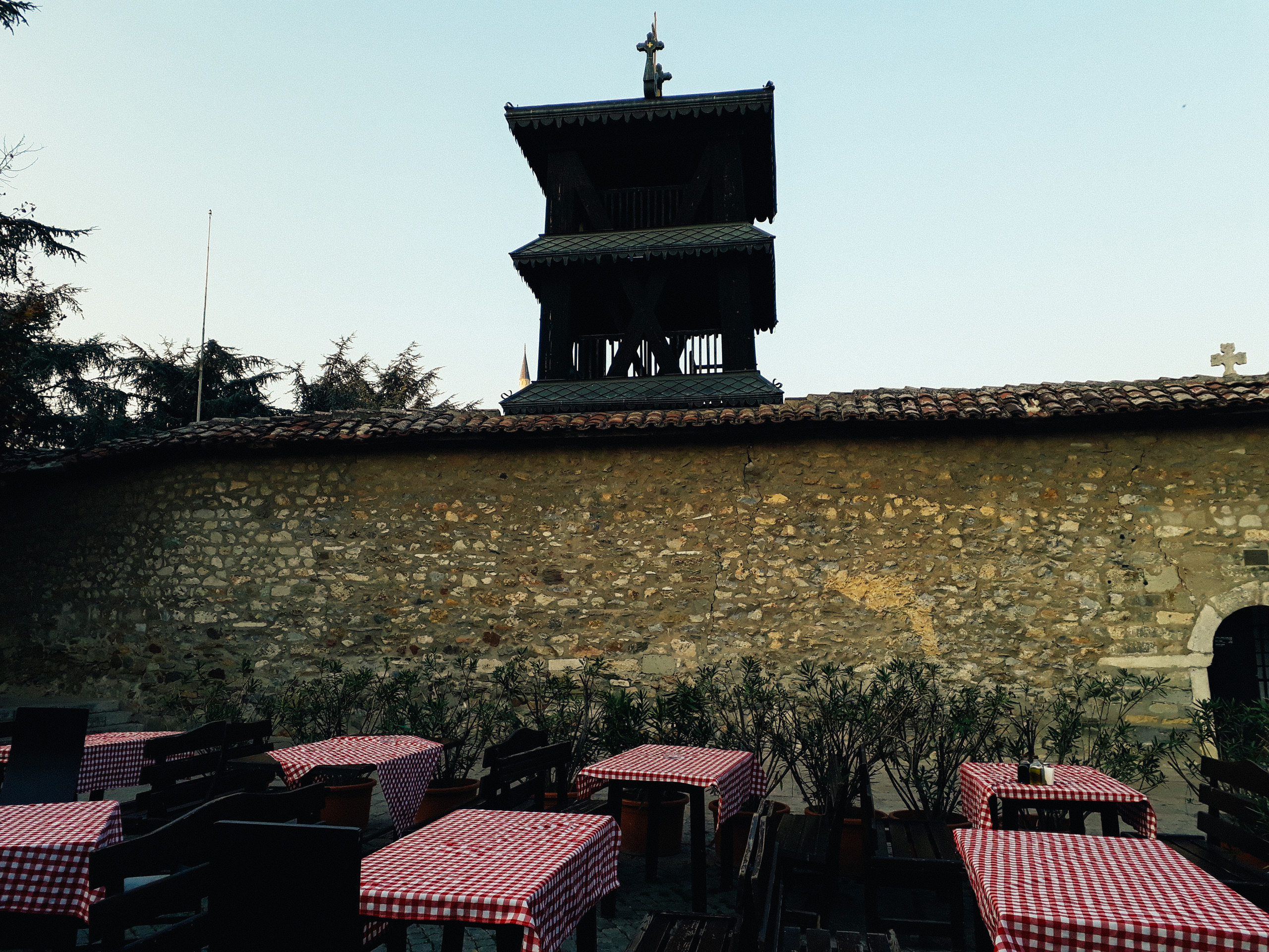 The Balkans. Künstler Verstecktoff