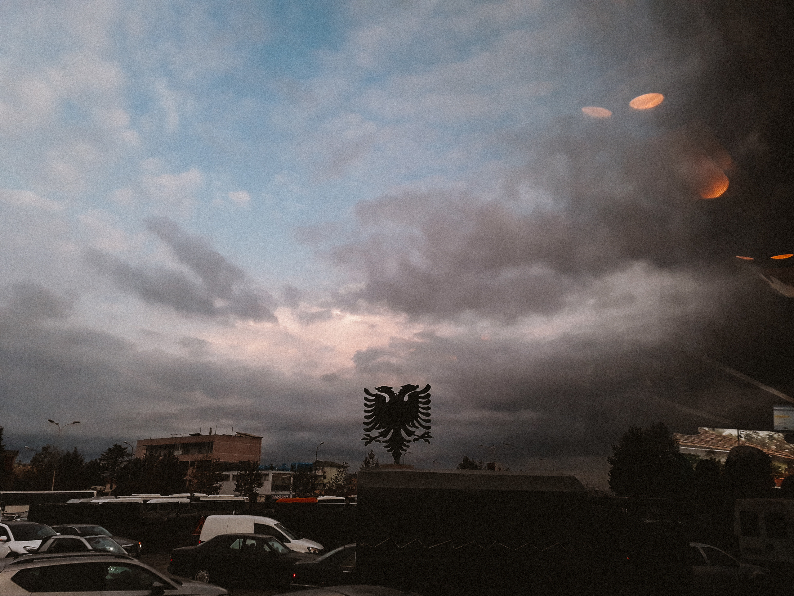 The Balkans. Künstler Verstecktoff