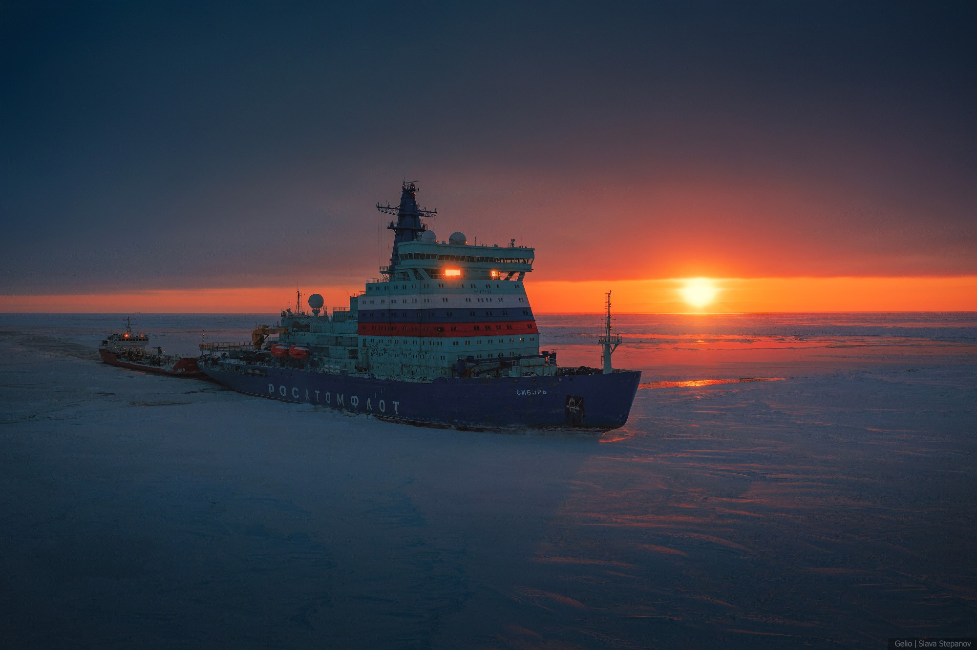 Ледокольная проводка танкера по Северному морскому пути на фоне заката. Фото: Слава Степанов.