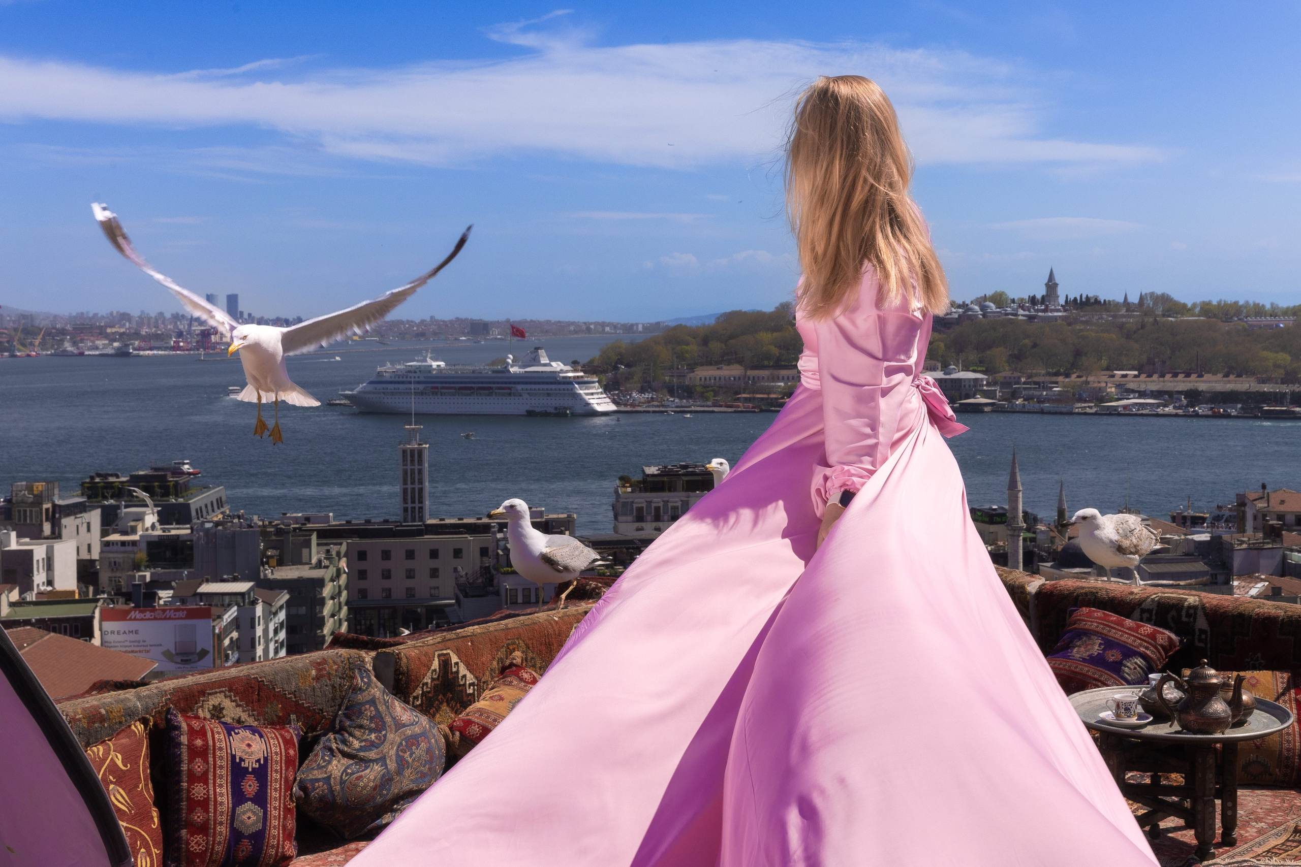 Стамбул — крыша с платьями. Фото департамент круизного лайнера Астория Гранде