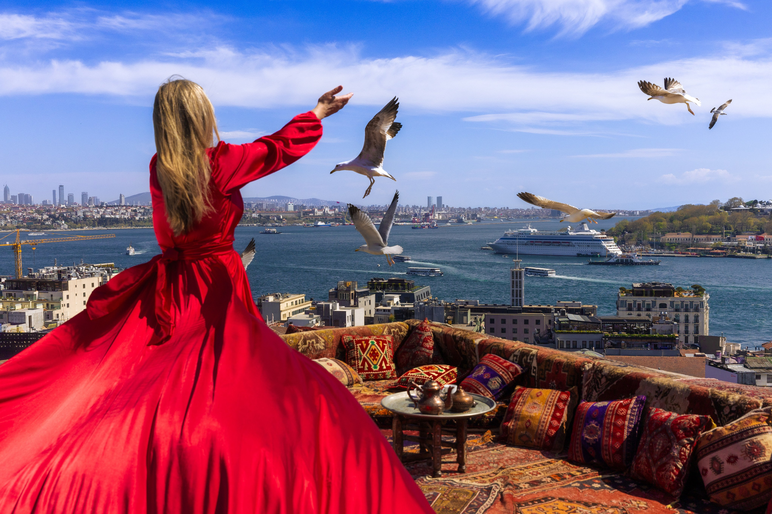 Стамбул — крыша с платьями. Фото департамент круизного лайнера Астория Гранде