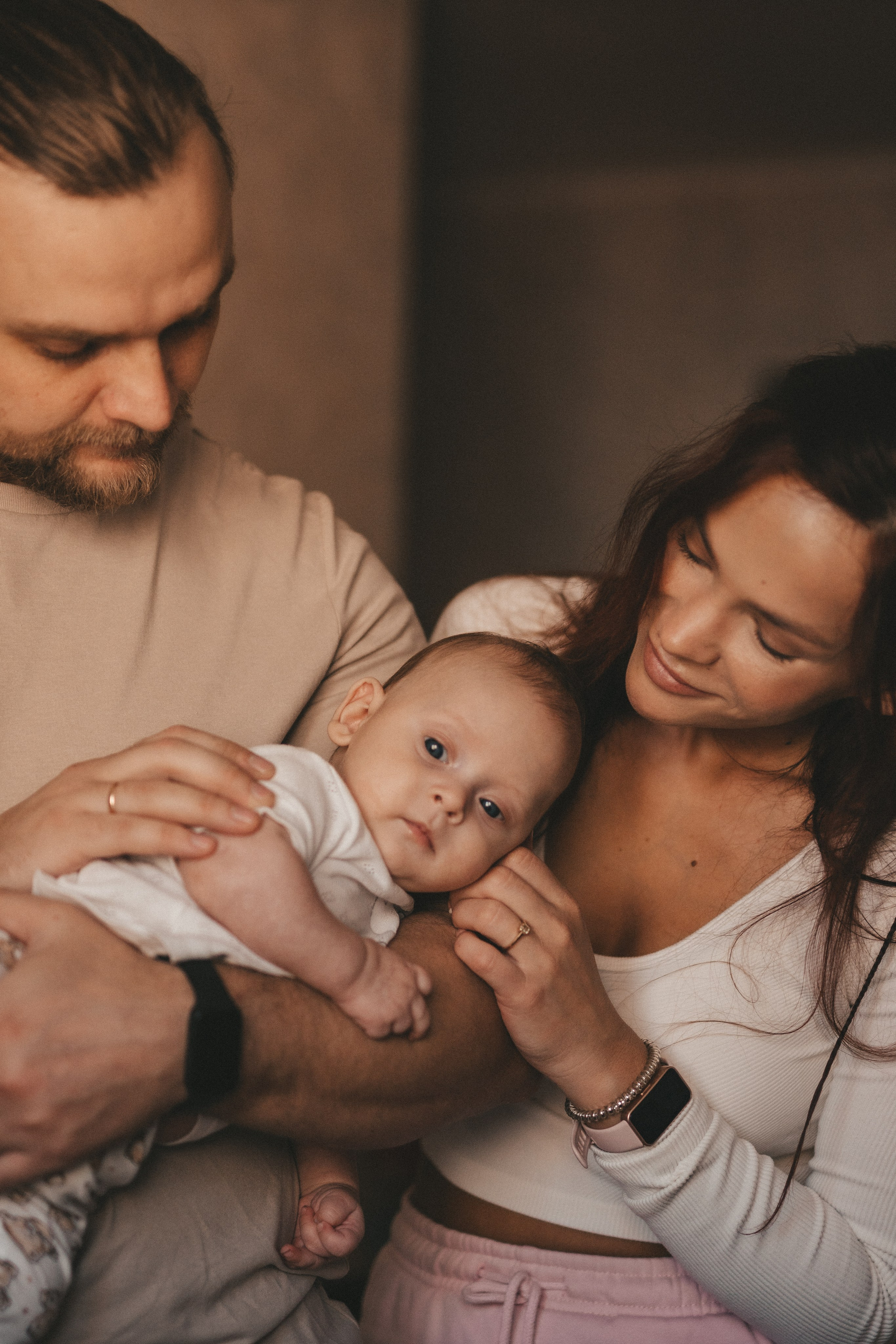 Малыш у папы на руках, мама смотрит на него