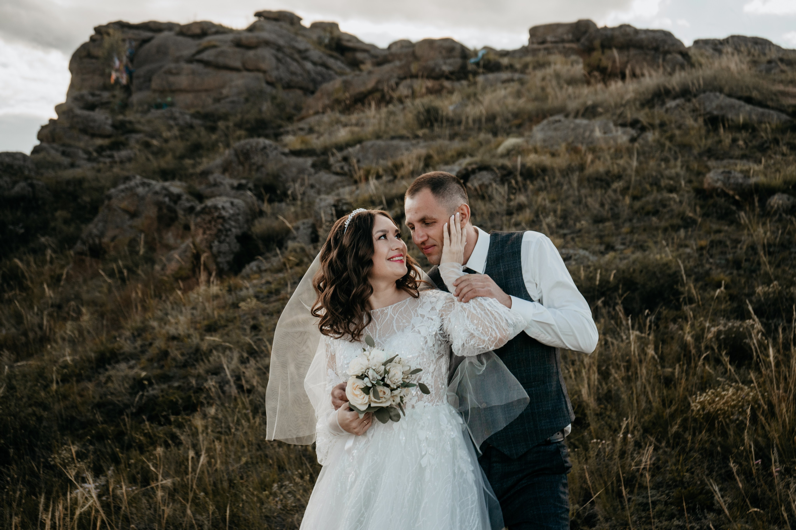 Свадебный фотографии с прогулки в окрестностях Улан-Удэ. Фотограф в Улан-Удэ. Свадебный фотограф в Улан-Удэ