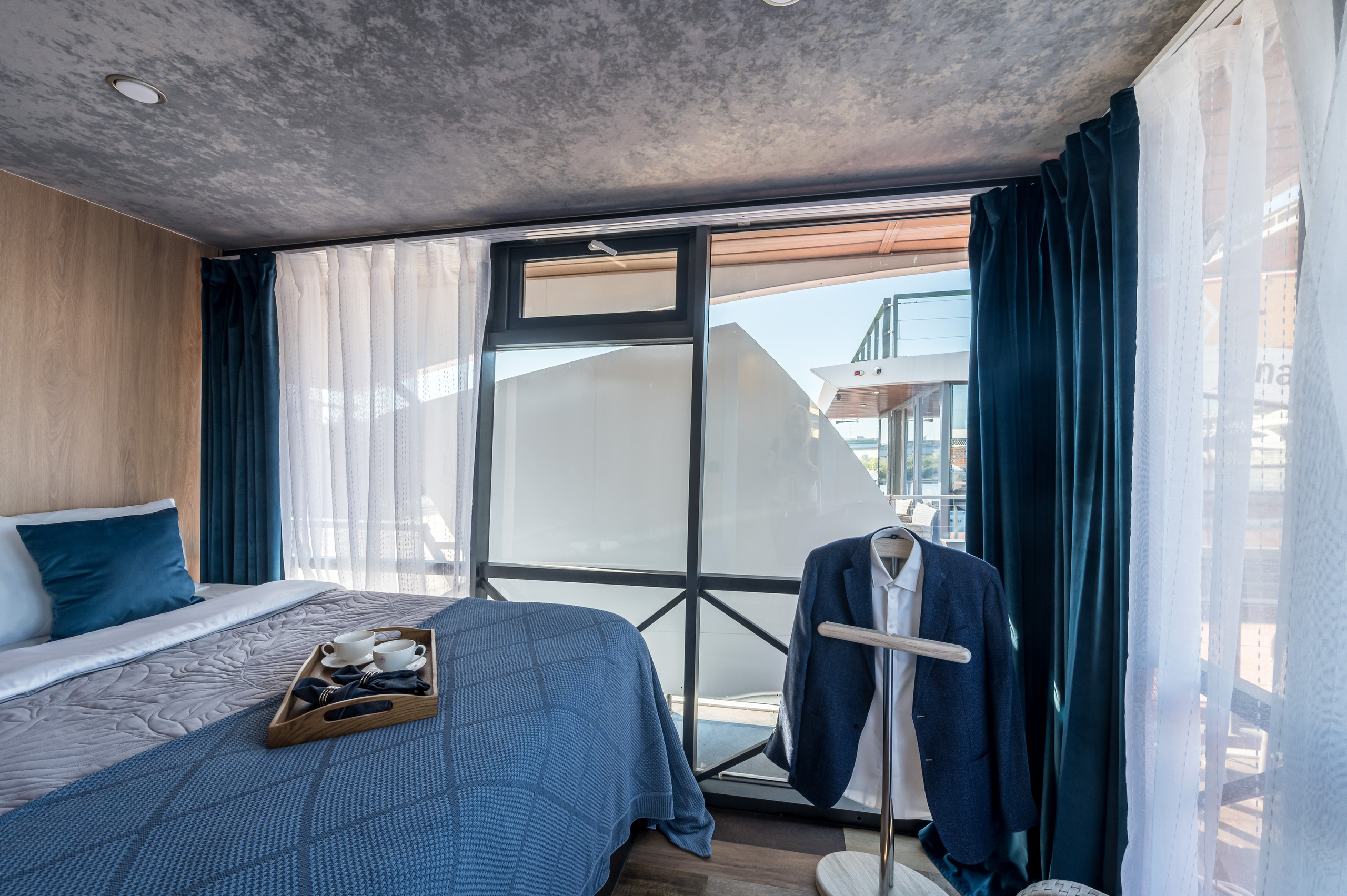 Хаусботы для вечеринок и бизнес-встреч. Интерьерный Фотограф Москва Криста FLY Труфанова