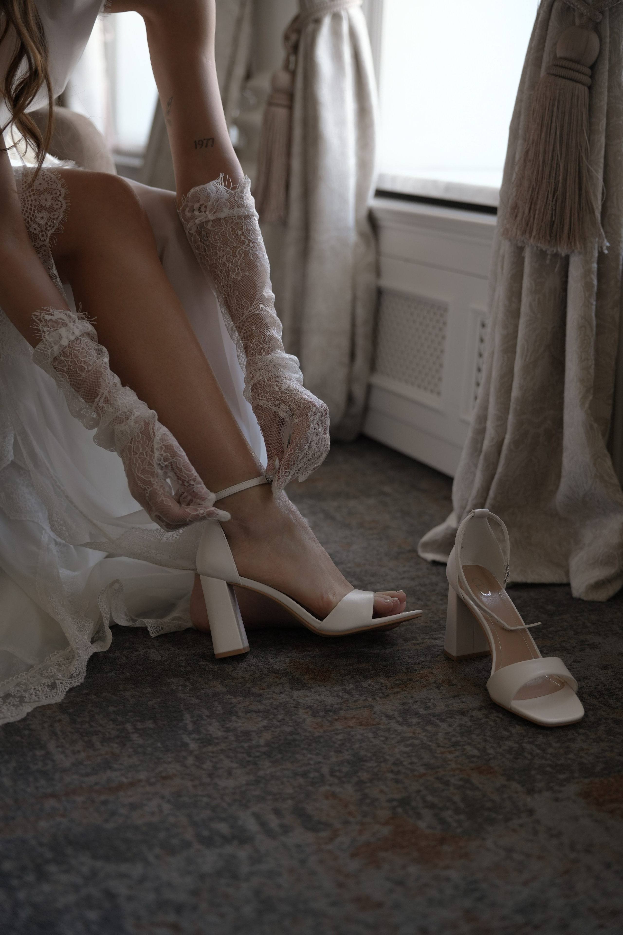 Свадебная фотосессия утра невесты и жениха в отеле Амбассадори